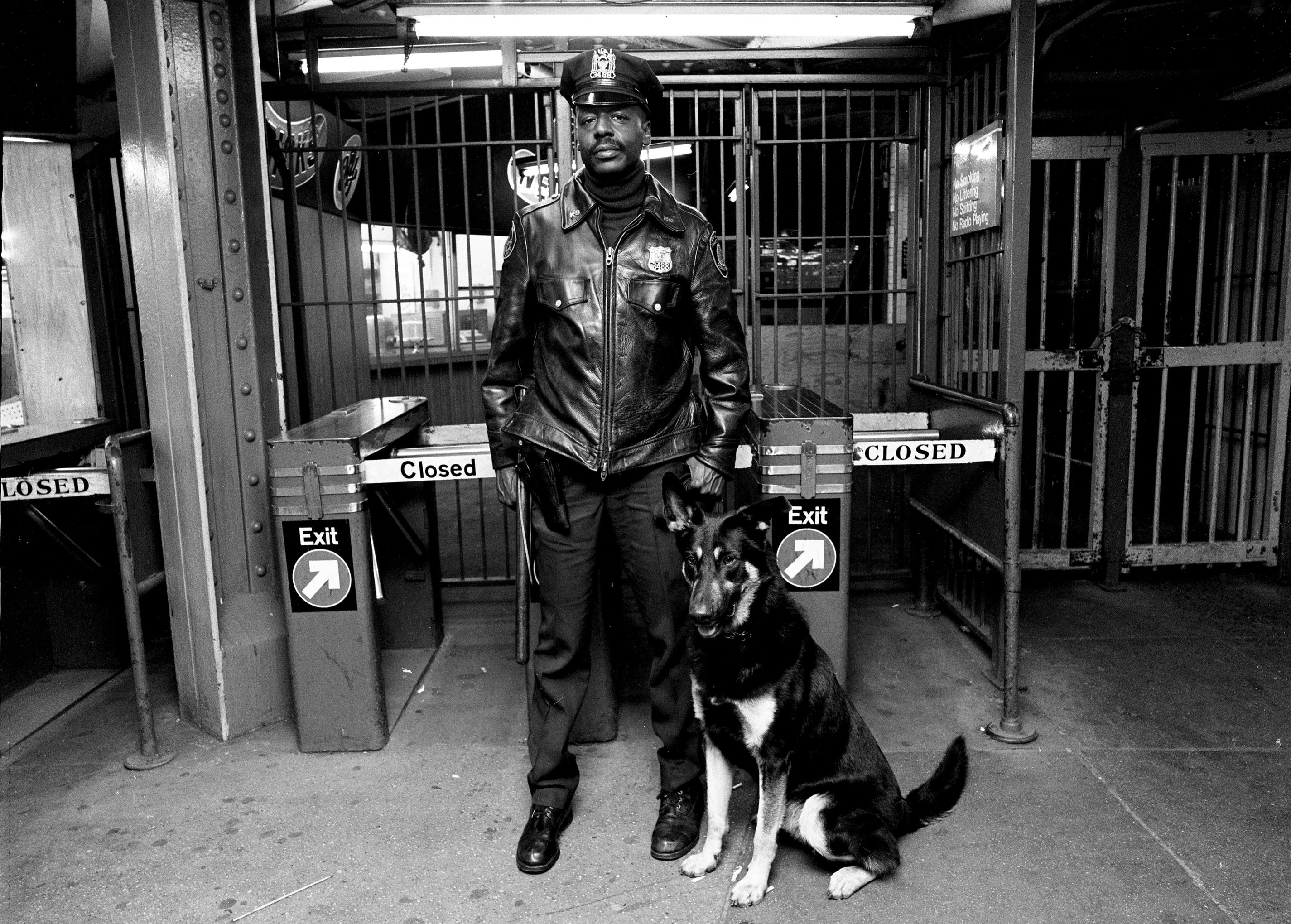 Subway 20 Klein, Schwarz-Weiß, Fotografie, NYC, 1970er Jahre, U-Bahn-Station, Cop, Hund