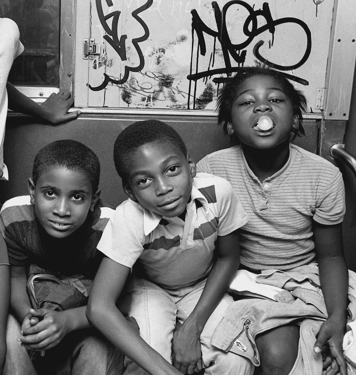 Subway 30, Kids, 1980er Jahre, NYC, Schwarz-Weiß-Fotografie, Subway, limitierte Auflage. – Photograph von John Conn