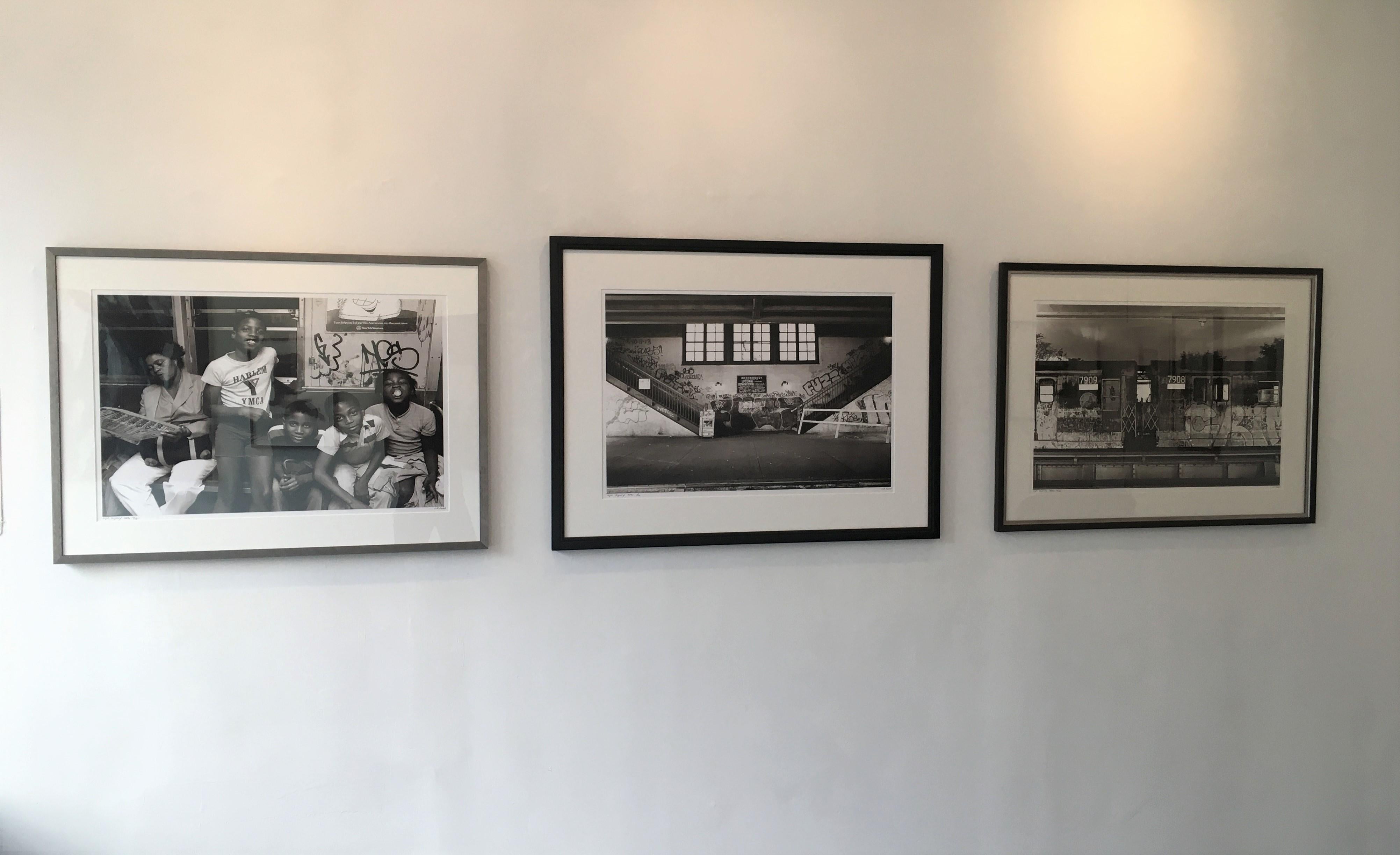 Subway 31 Black & White, photographie en édition limitée, NYC, 1980, non encadrée - Noir Figurative Photograph par John Conn