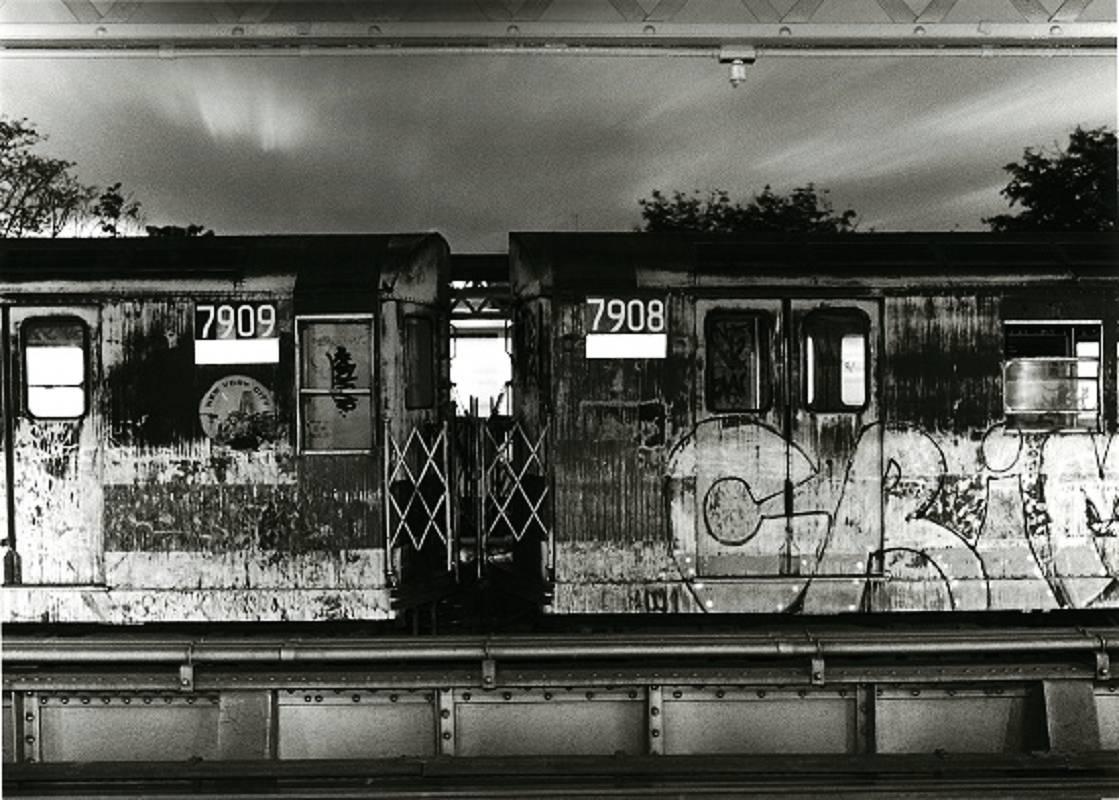 Landscape Photograph John Conn - Subway 43, Photo noir et blanc, NYC, 1970, Edition limitée, Subway, Graffiti