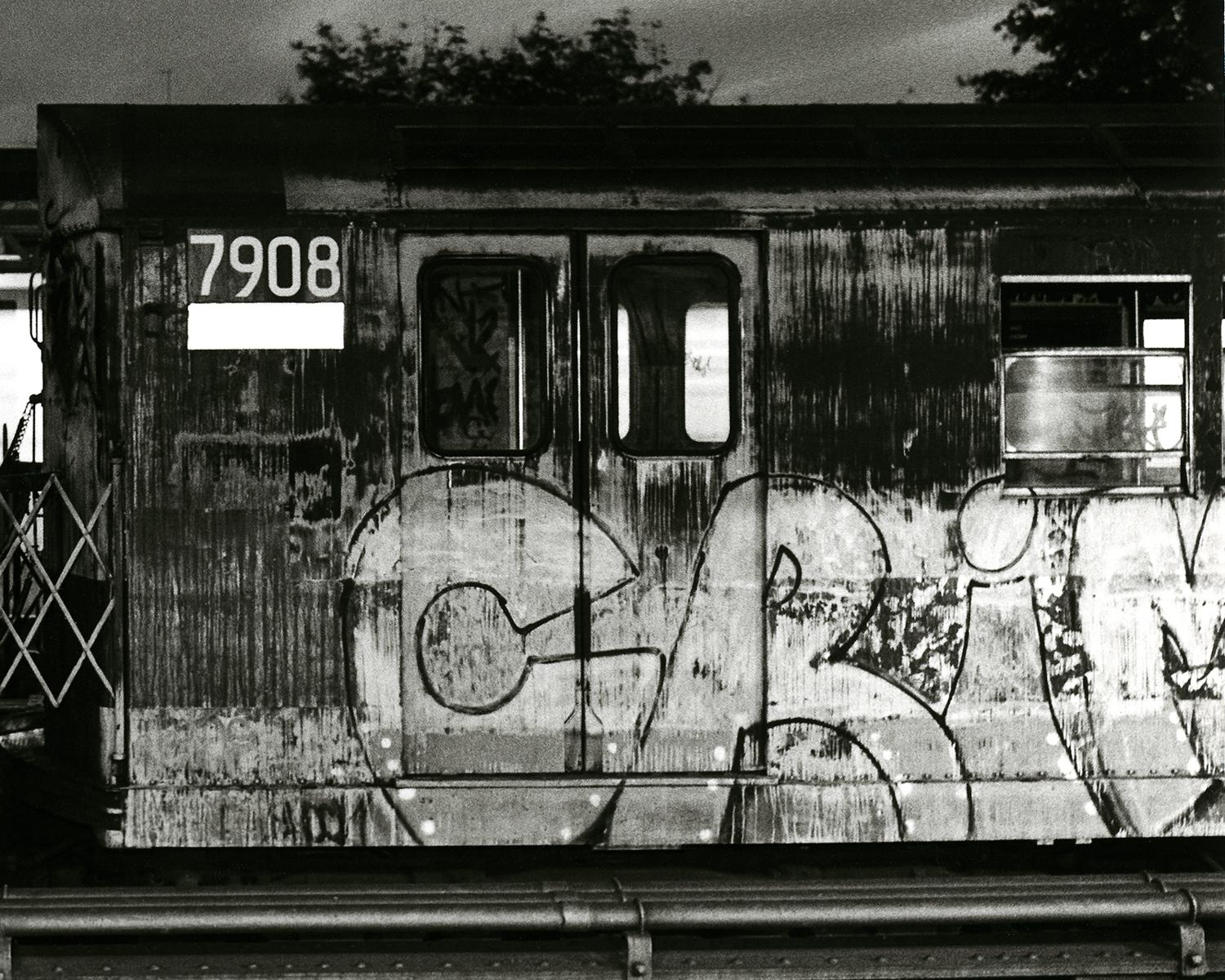Subway 43 von John Conn wurde ursprünglich zwischen 1975 und 1982 in New York City fotografiert.  Jedes Schwarz-Weiß-Foto ist signiert und nummeriert. Auflage von 15.   Es handelt sich um ein Bild im Format 20x30, gedruckt auf Archivpapier im Format