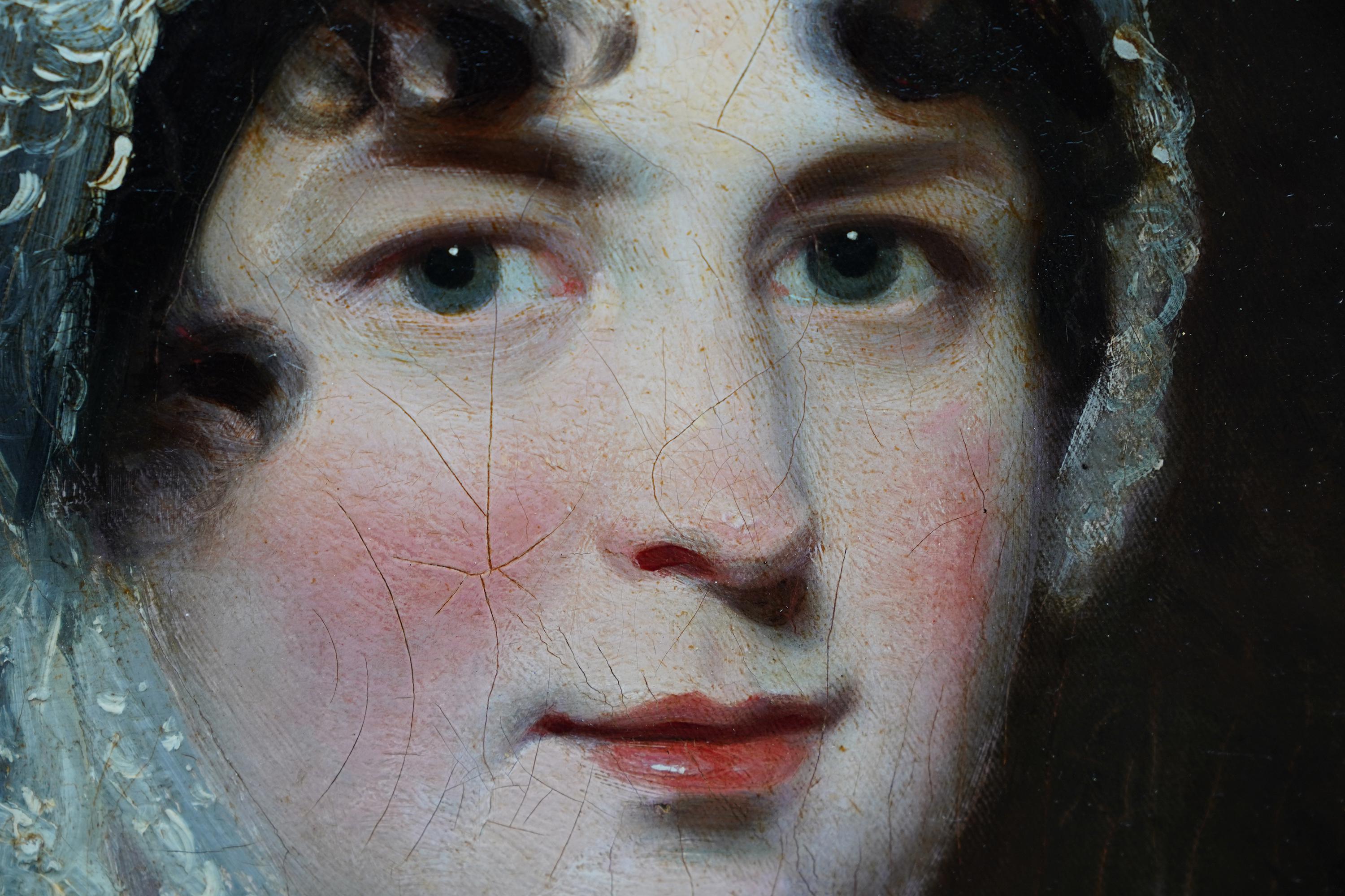 Este soberbio retrato al óleo británico del siglo XIX se atribuye al (Circle of) John Constable. Pintado hacia 1820, es un suntuoso retrato de medio cuerpo de una dama con vestido blanco de manga corta y encajes alrededor de la cabeza. Sus rizos