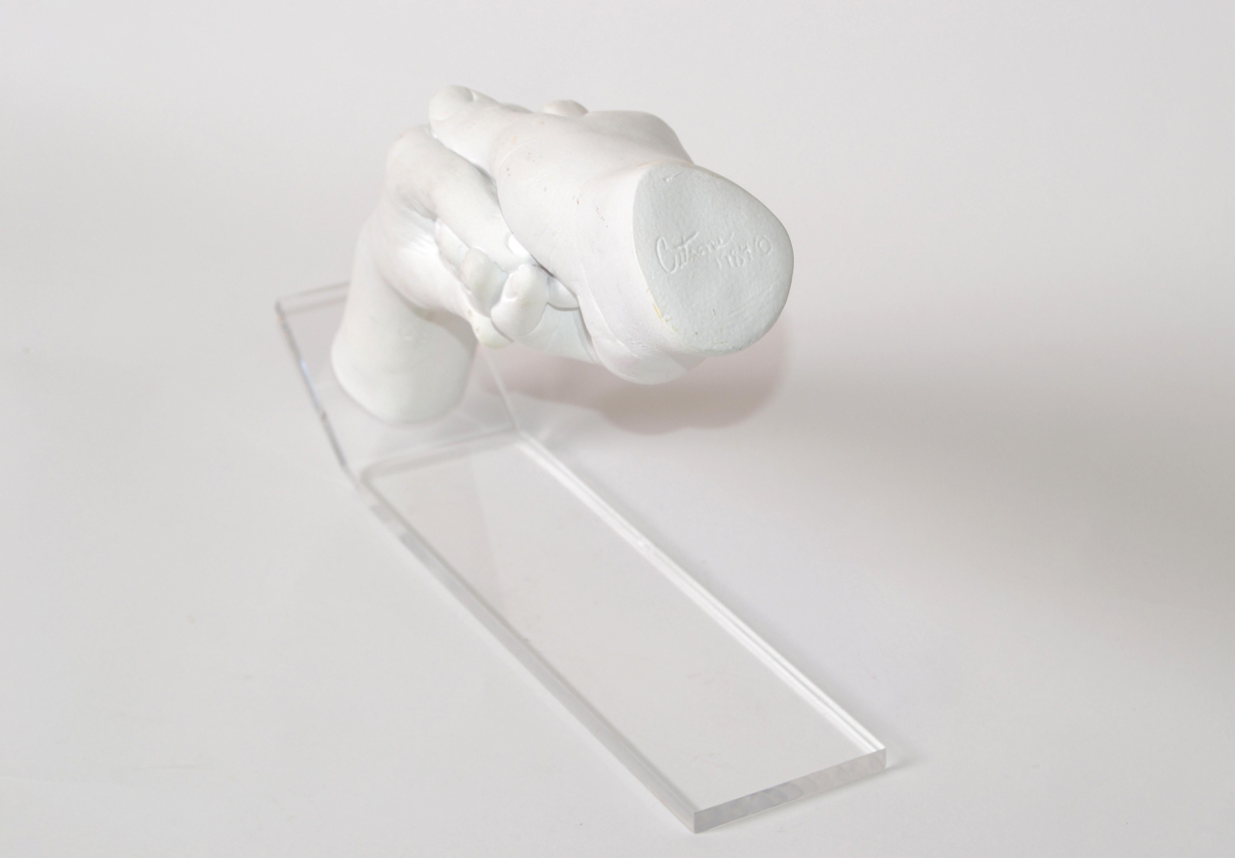 John Cutrone Plaster Sculpture on Lucite Base Couple Holding Hands Austin Prod In Good Condition In Miami, FL