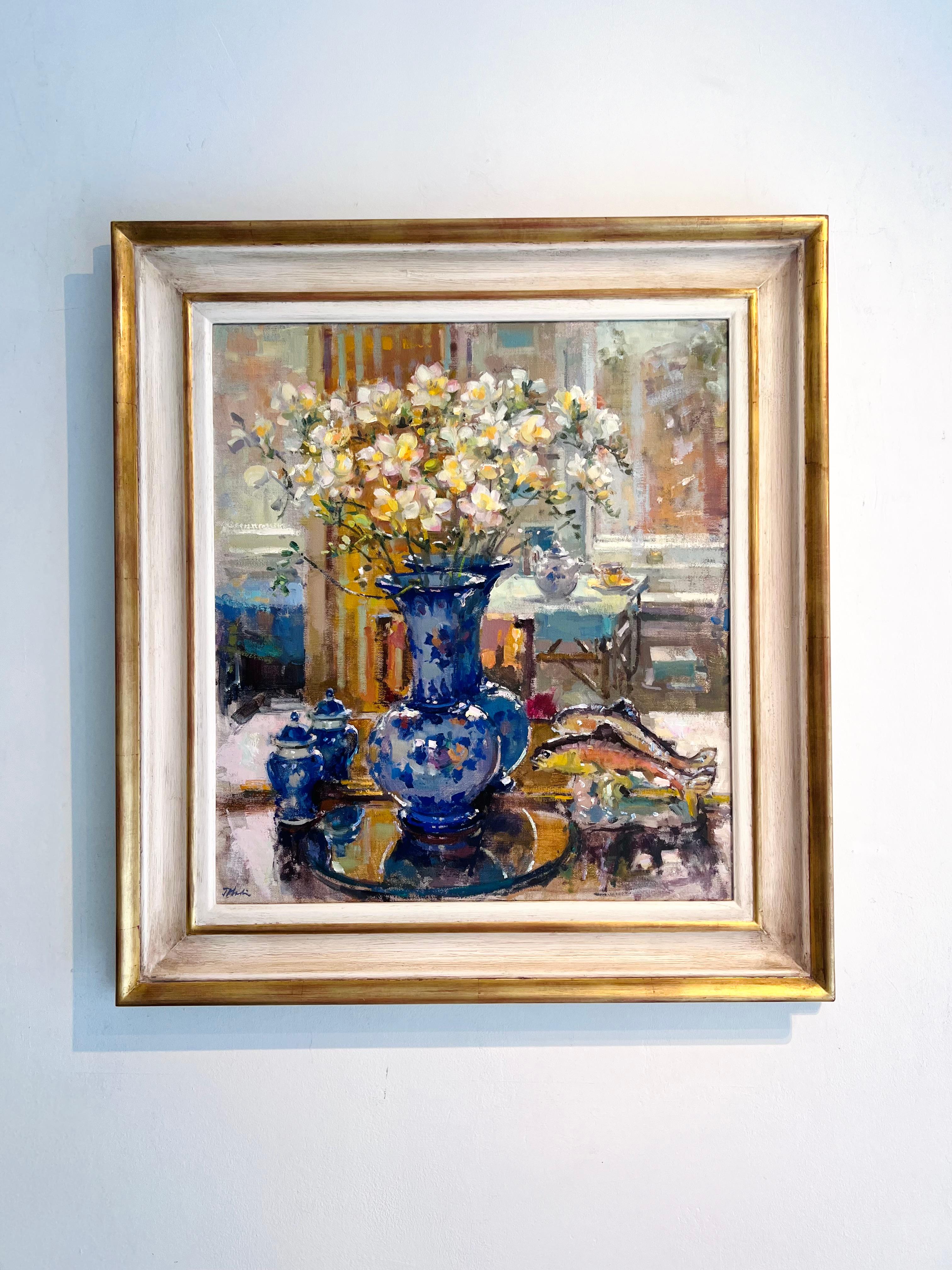 Portugiesische Vase mit Freishas – originales Blumengemälde, impressionistische Kunst – Painting von John D Martin RBA