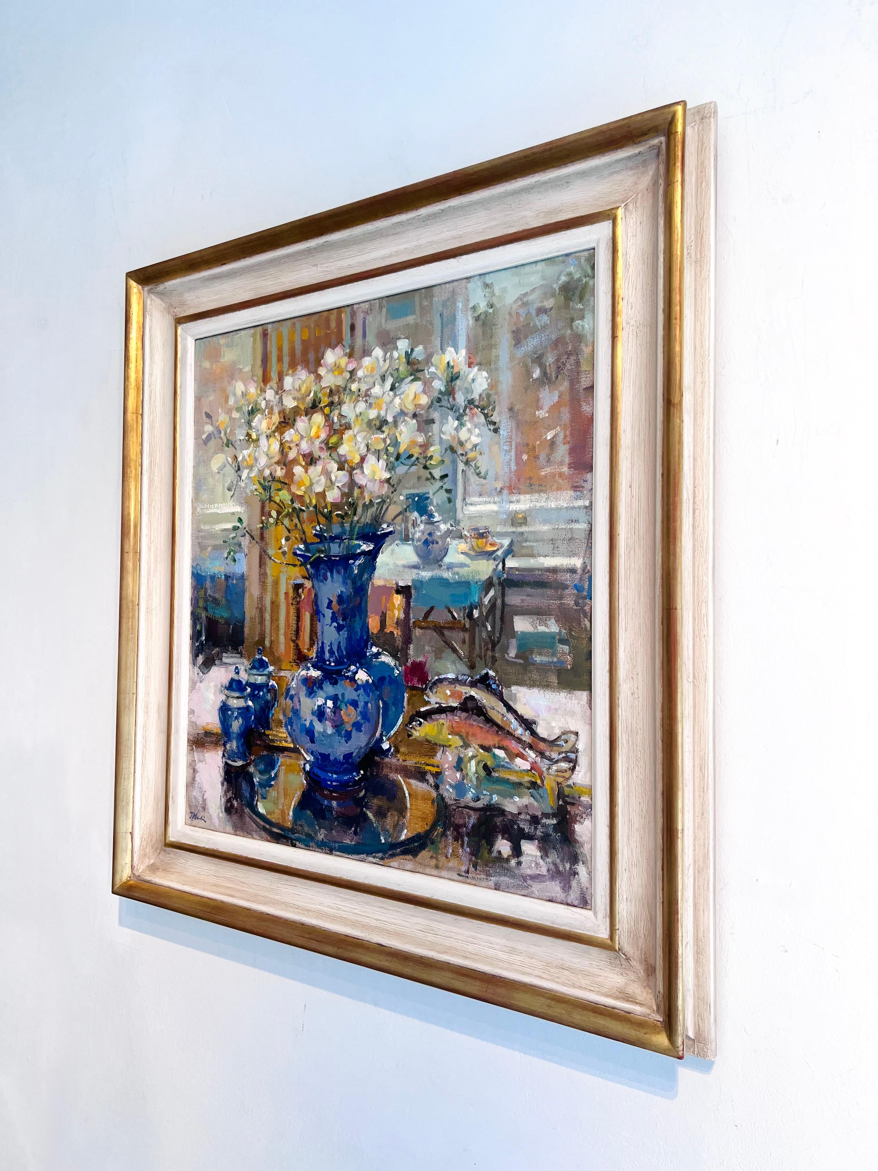 Portugiesische Vase mit Freishas – originales Blumengemälde, impressionistische Kunst (Impressionismus), Painting, von John D Martin RBA
