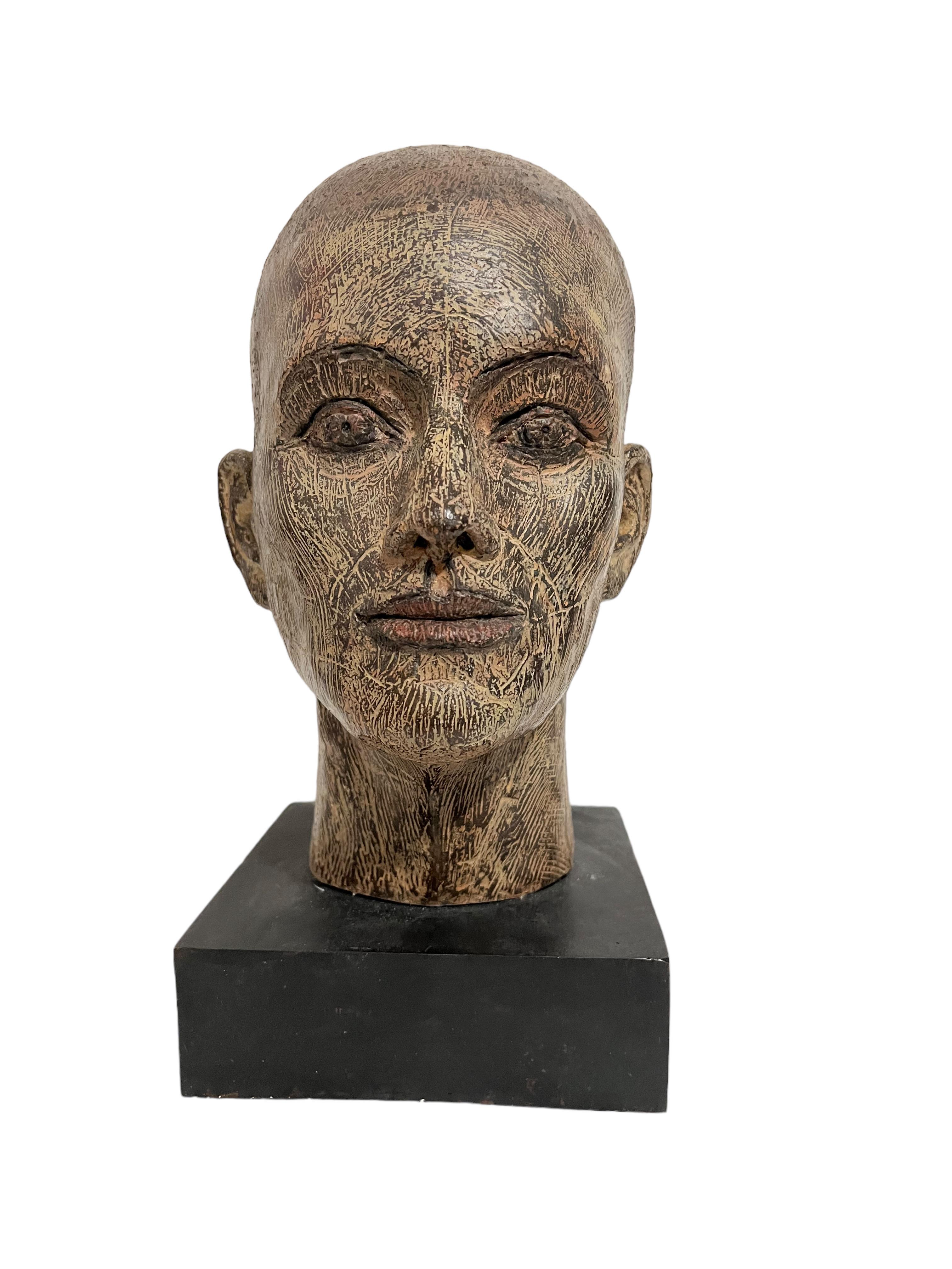 John Davies (Cheshire, 1946),  Britischer Bildhauer.
Bronze-Skulptur Kopf 
Einzigartige Besetzung (1/1) 
Diese wurde bei Marlborough Fine Art (London) Ltd in einer Ausstellung mit dem Titel John Davies New Sculpture gezeigt. 
ungefähr 13 X 10 X 10