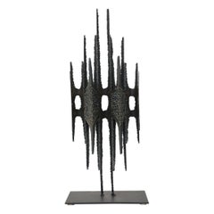 Scultura brutalista di John De La Rosa