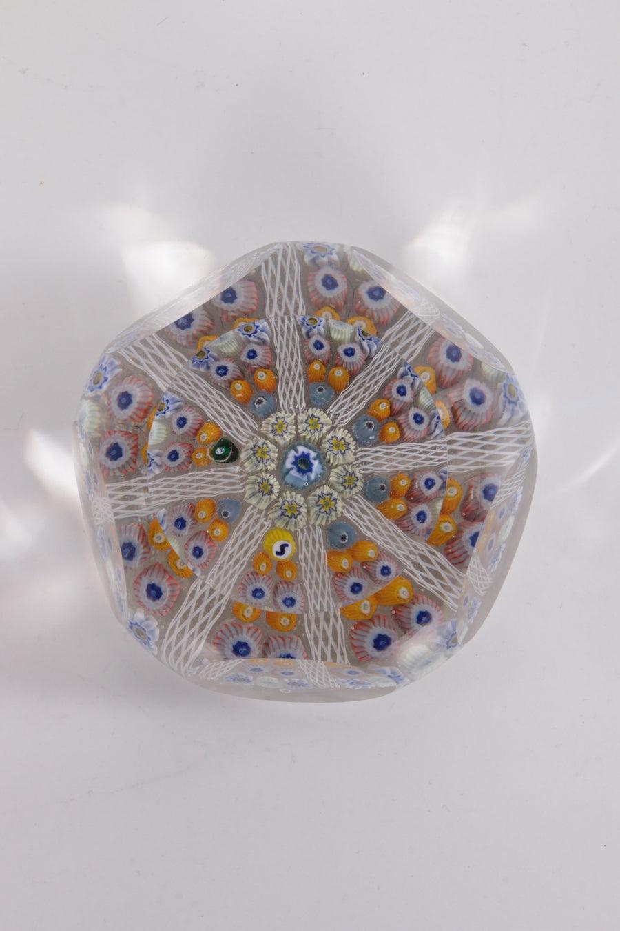 John Deacons Presse-papiers Millefiori with Yellow and White, 1960

Beautiful paperweight large white yellow 1960 by John Deacons.
Glass paperweight.

A paperweight is an object that can be placed on a desk on top of papers to prevent them from