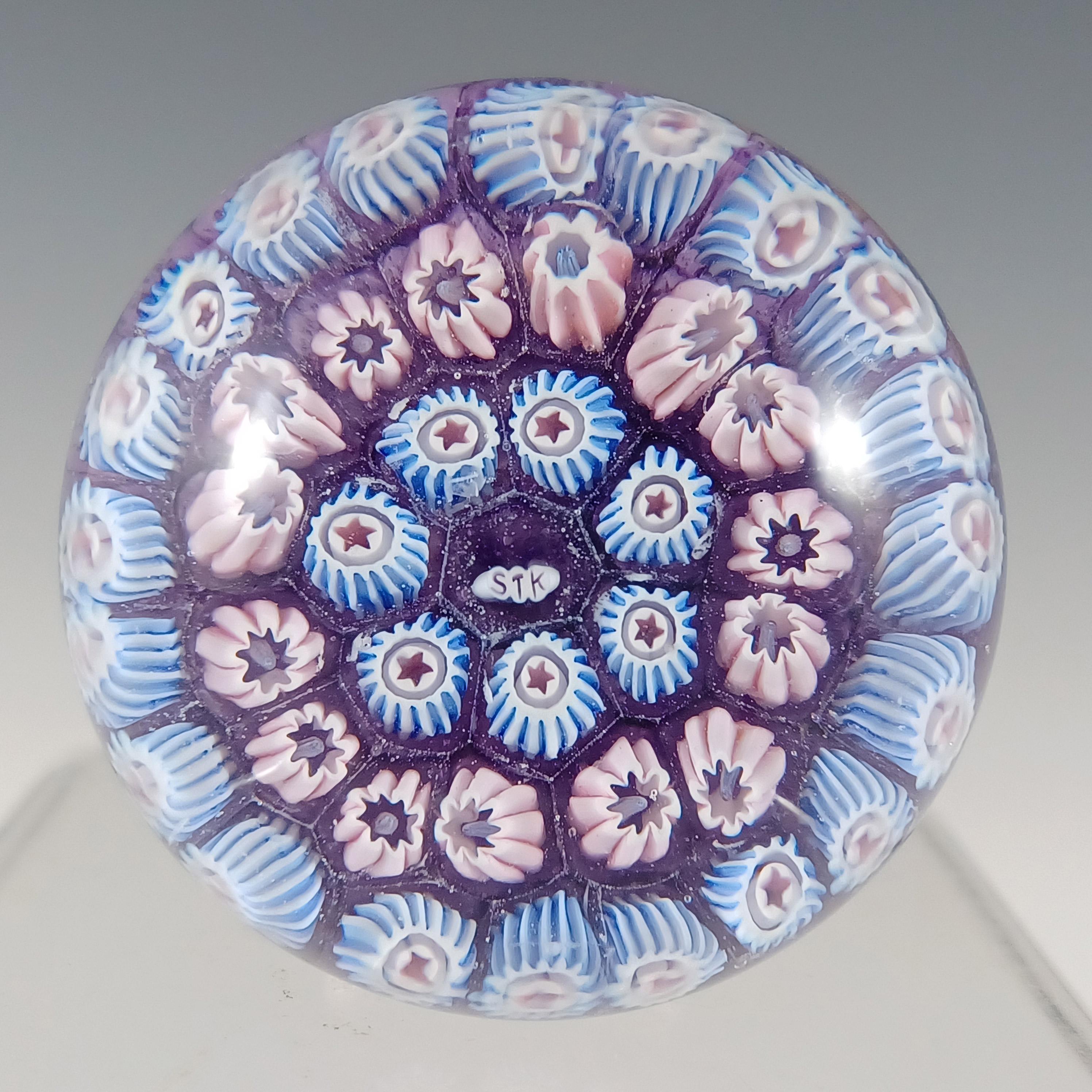 Pisapapeles escocés de cristal morado y transparente relleno de bastones millefiori azules, rosas y blancos. Fabricado por John Deacons, y todavía lleva la etiqueta original 