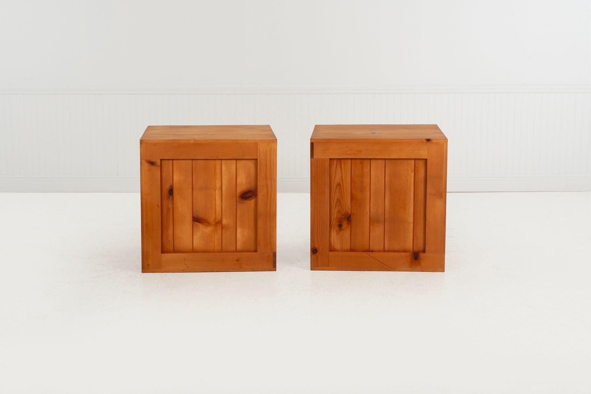 Tables en caisse de John Dickinson provenant de la Firehouse, San Francisco, 1970
Fabriquées à la main par John Dickinson à partir de bois de pin, ces tables-caisses emblématiques ont été créées en 1970 pour la résidence de la caserne de pompiers de