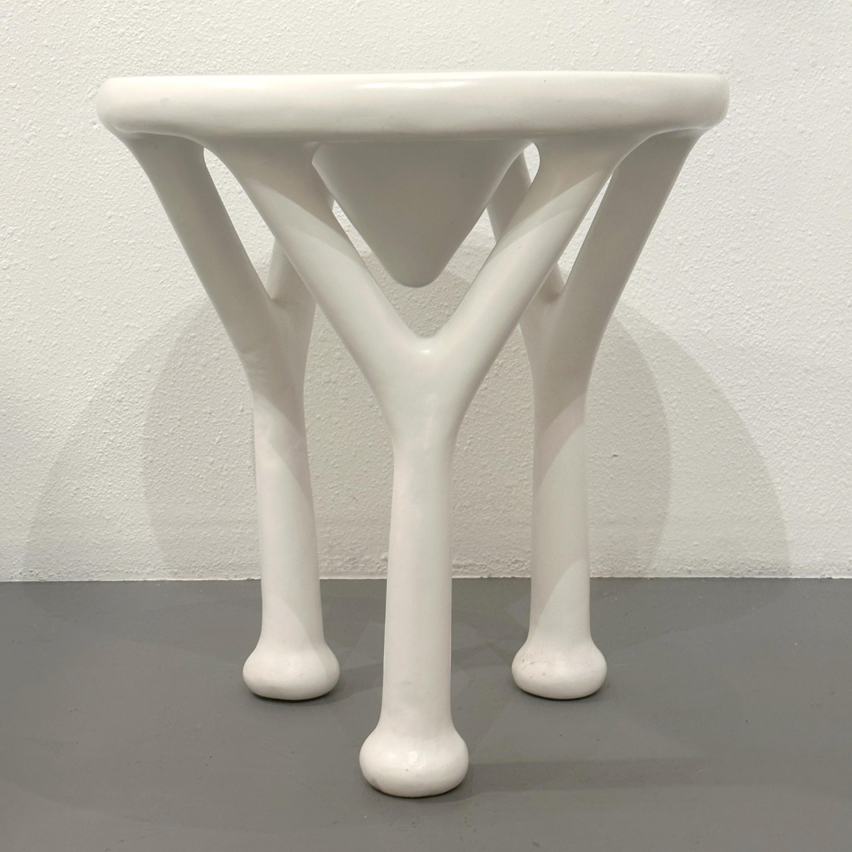 Table en Y laquée John Dickinson, vers 1970

Il s'agit d'une rare table Y (modèle 118) en résine laquée, conçue par John Dickinson. Il s'agit d'une table spéciale qui s'adapterait à de nombreux styles d'aménagement. La taille est parfaite pour être