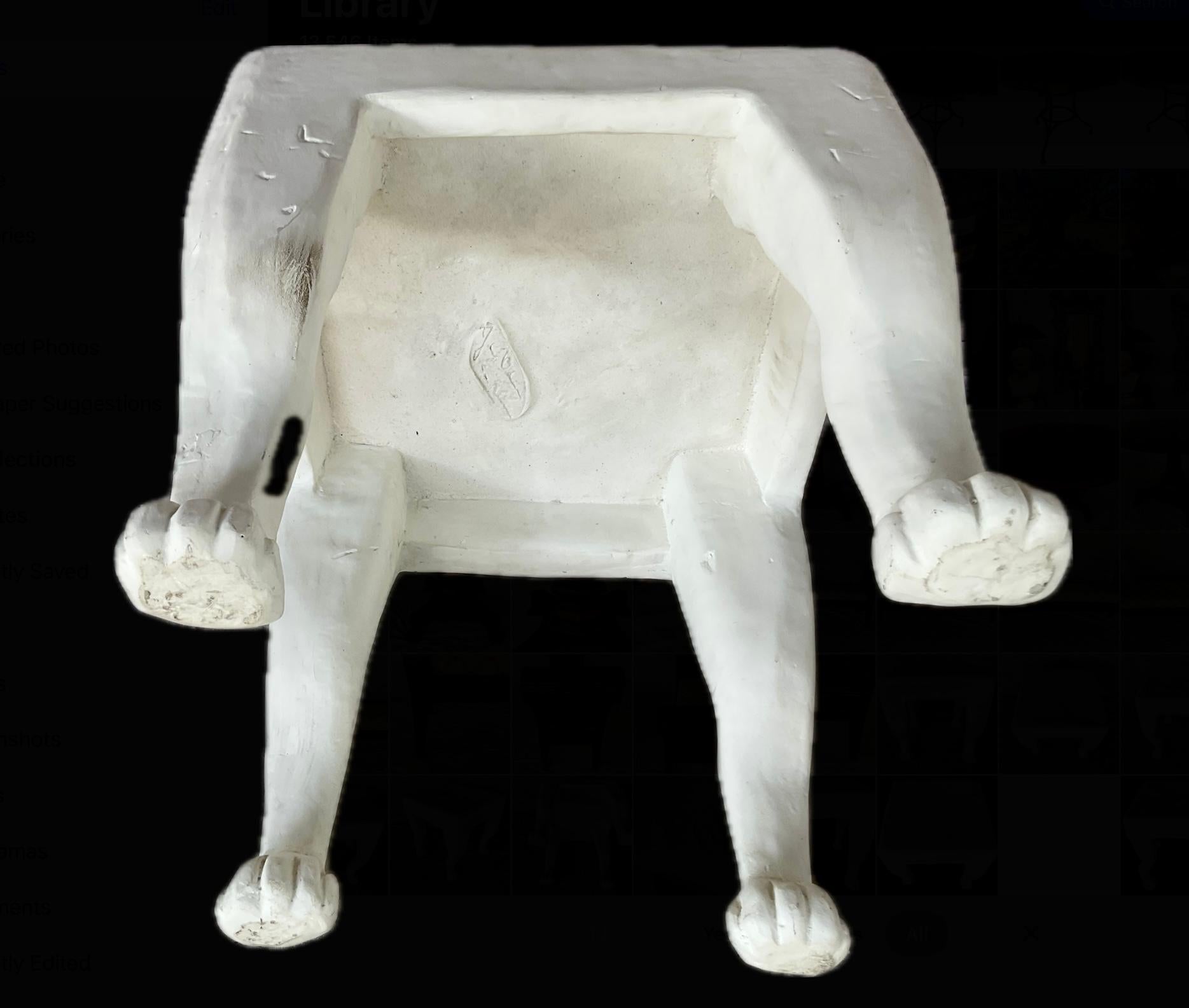 Etruskischer Beistelltisch mit Hufen, signiert im Stil von John Dickinson (Amerikaner, 1920-1982). Table ist ein kultiges Sammlerstück, das beispielhaft für seine Fähigkeit ist, klassische Motive mit einer rohen, skulpturalen Sensibilität zu
