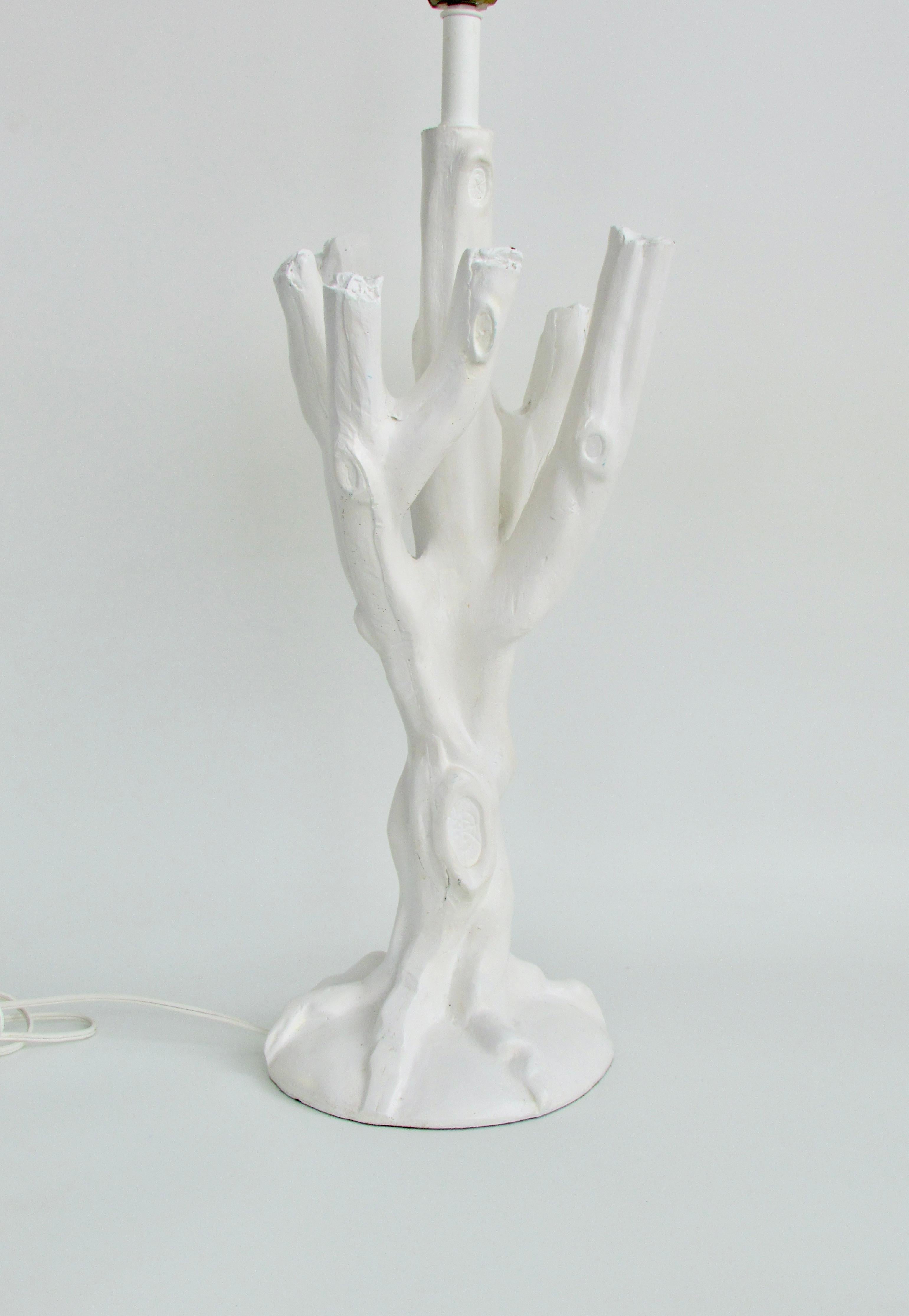 Forme organique d'une branche d'arbre en finition blanche . Très proche du style de John Dickinson. Le corps de la lampe mesure 10