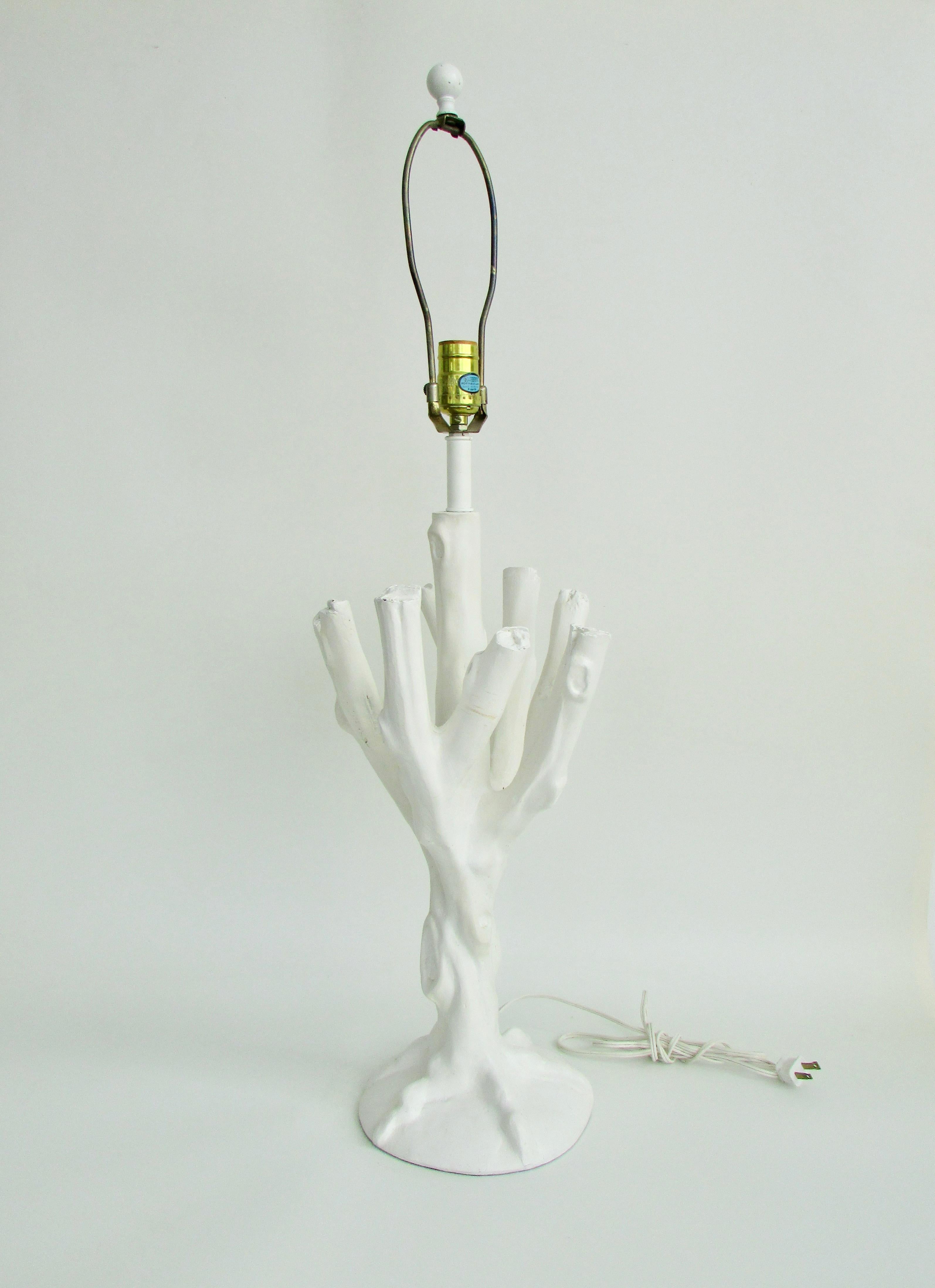 20ième siècle Lampe à poser en forme de branche d'arbre organique de style John Dickinson en finition blanche. en vente