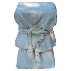 Tavolino in gesso con corda drappeggiata e nappine in stile John Dickinson, anni '70