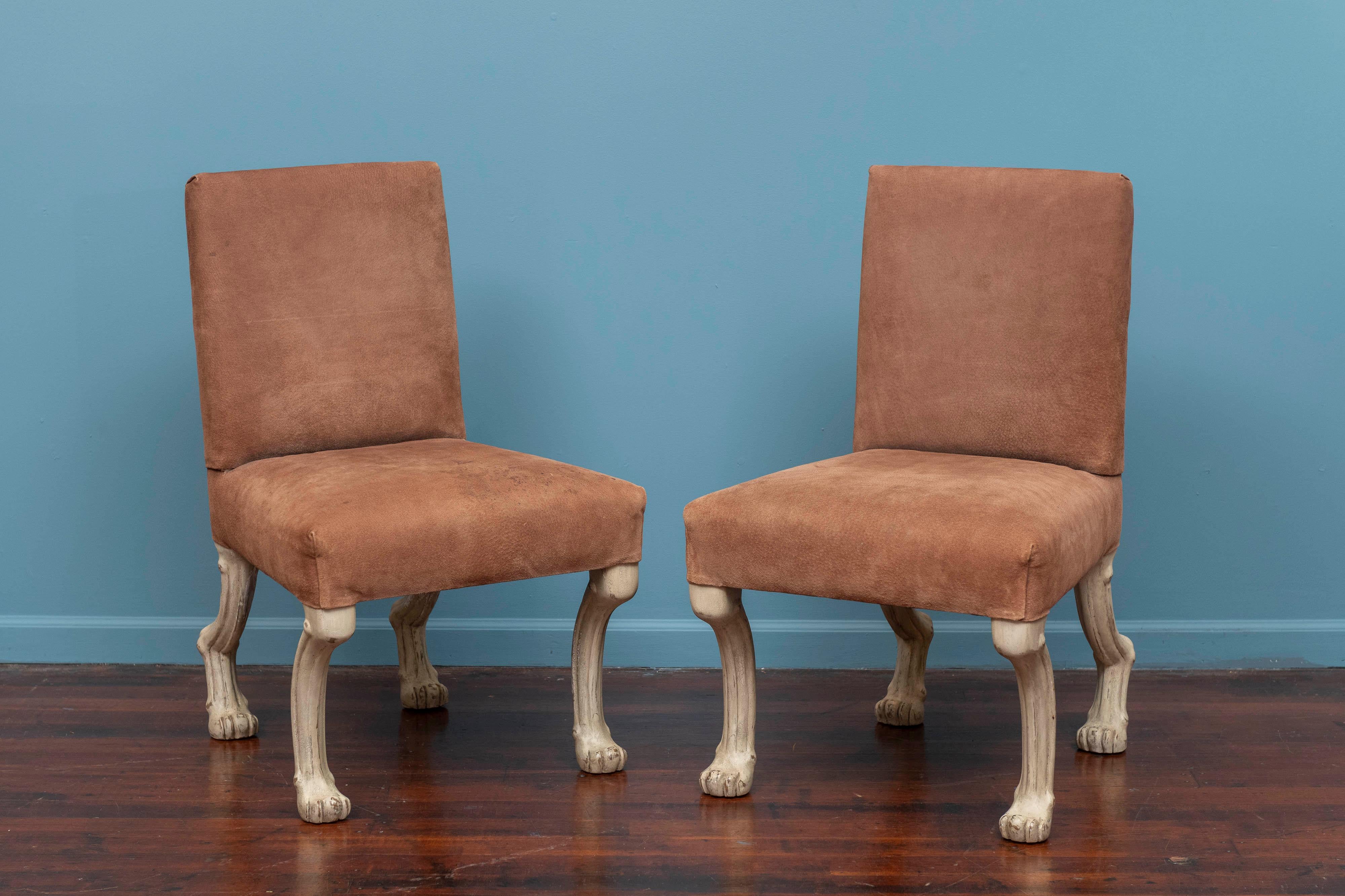 Sedie a zampa d'animale etrusche di design John Dickinson. La costruzione di alta qualità e i dettagli delle gambe a forma di animale in legno massiccio intagliato in stile neoclassico. Il tessuto originale in pelle scamosciata color nude presenta