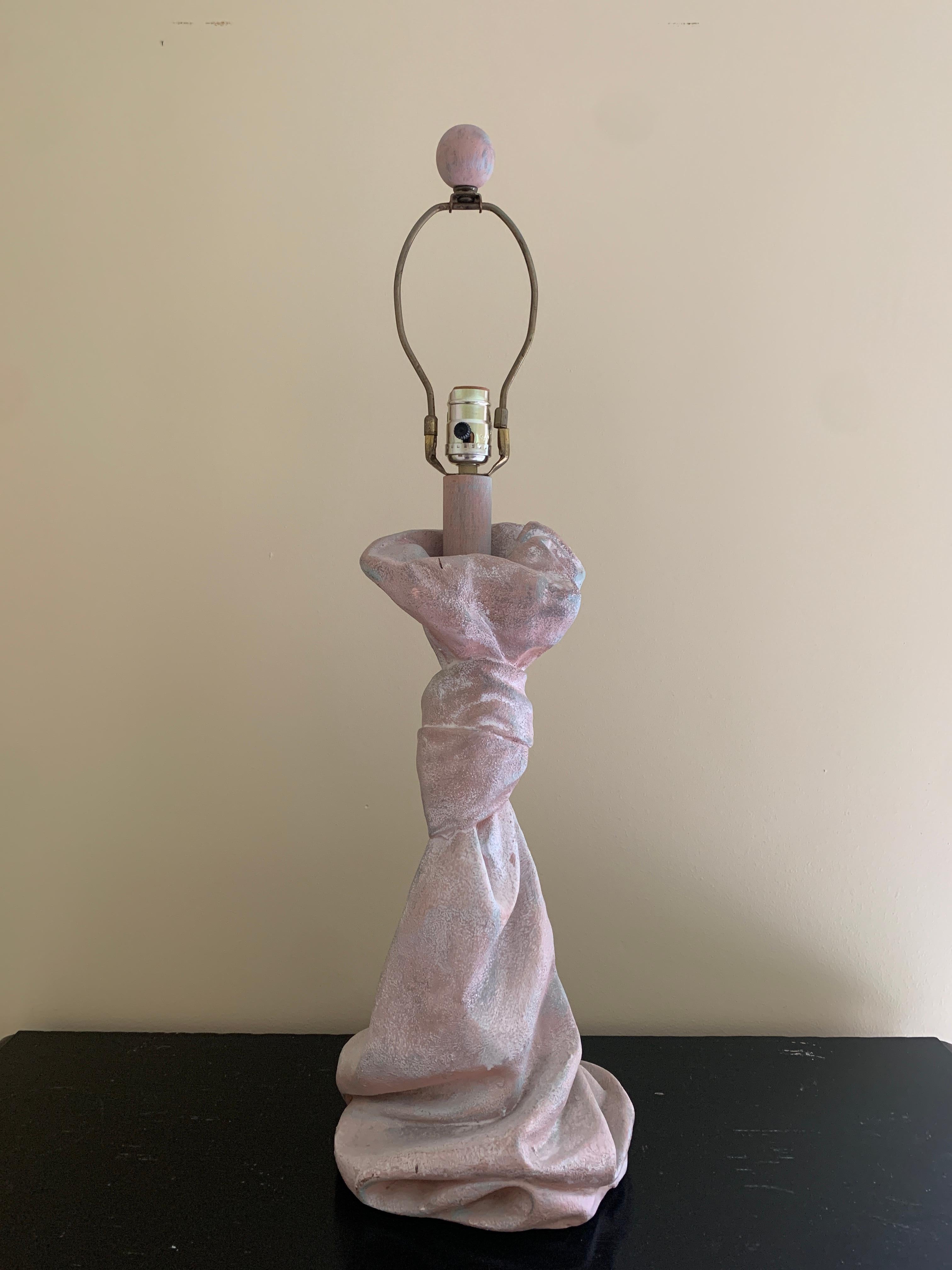 A gorgeous trompe l'oeil knotted and draped pastel pink plaster table lamp

Attributed to John Dickinson

USA, Circa 1970s

Measures: 9