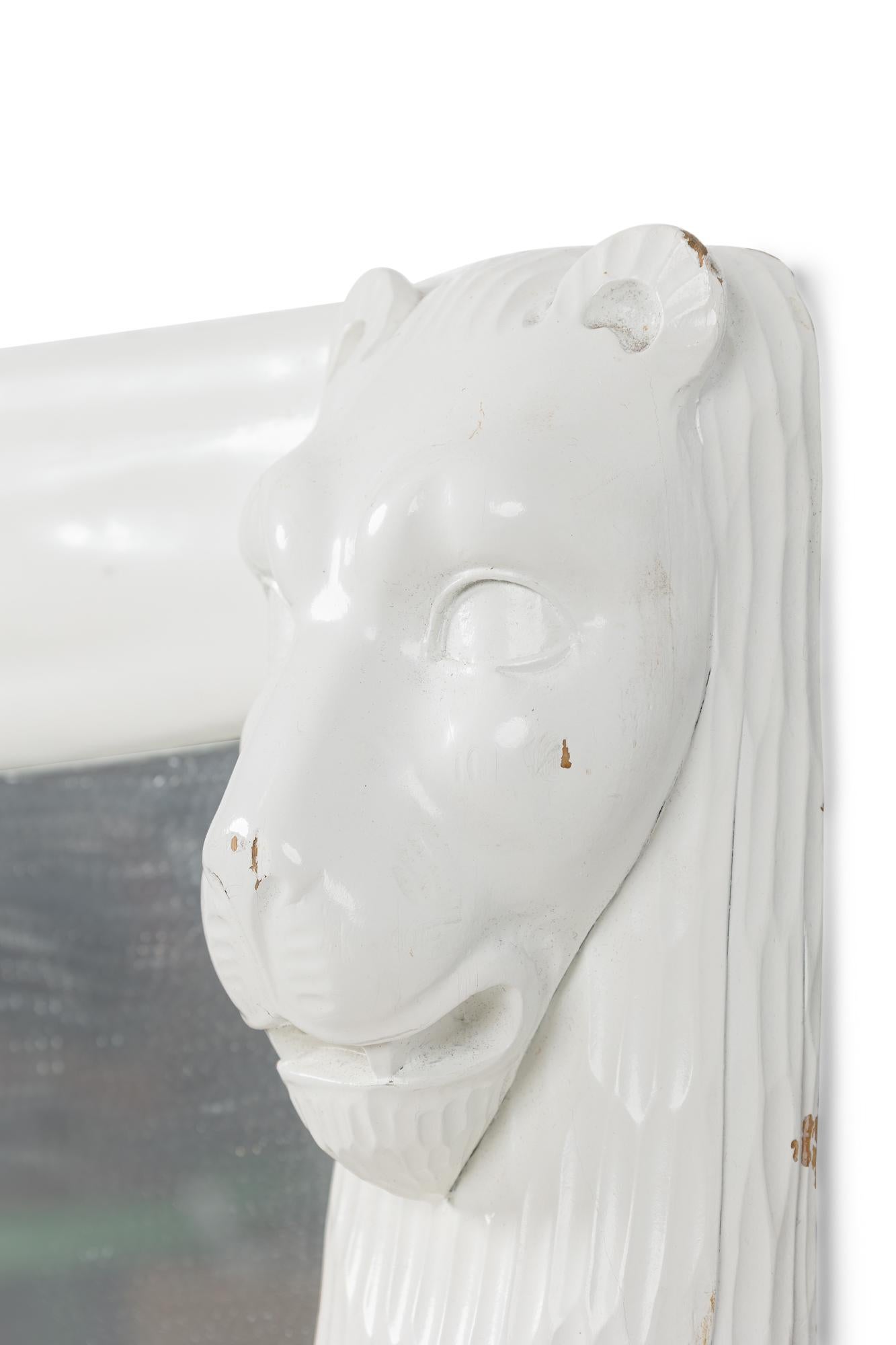 20ième siècle Miroir en laque blanche de style John Dickinson en vente