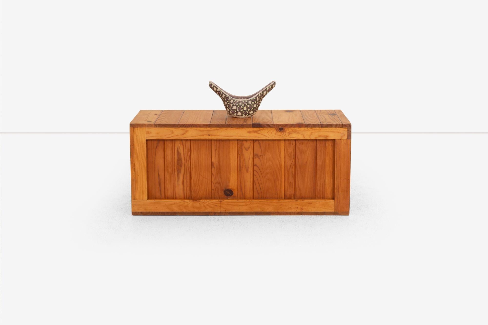 John Dickinson Unique Crate Coffee Table from the Firehouse, San Francisco 1970 (Kiefernholz) im Angebot
