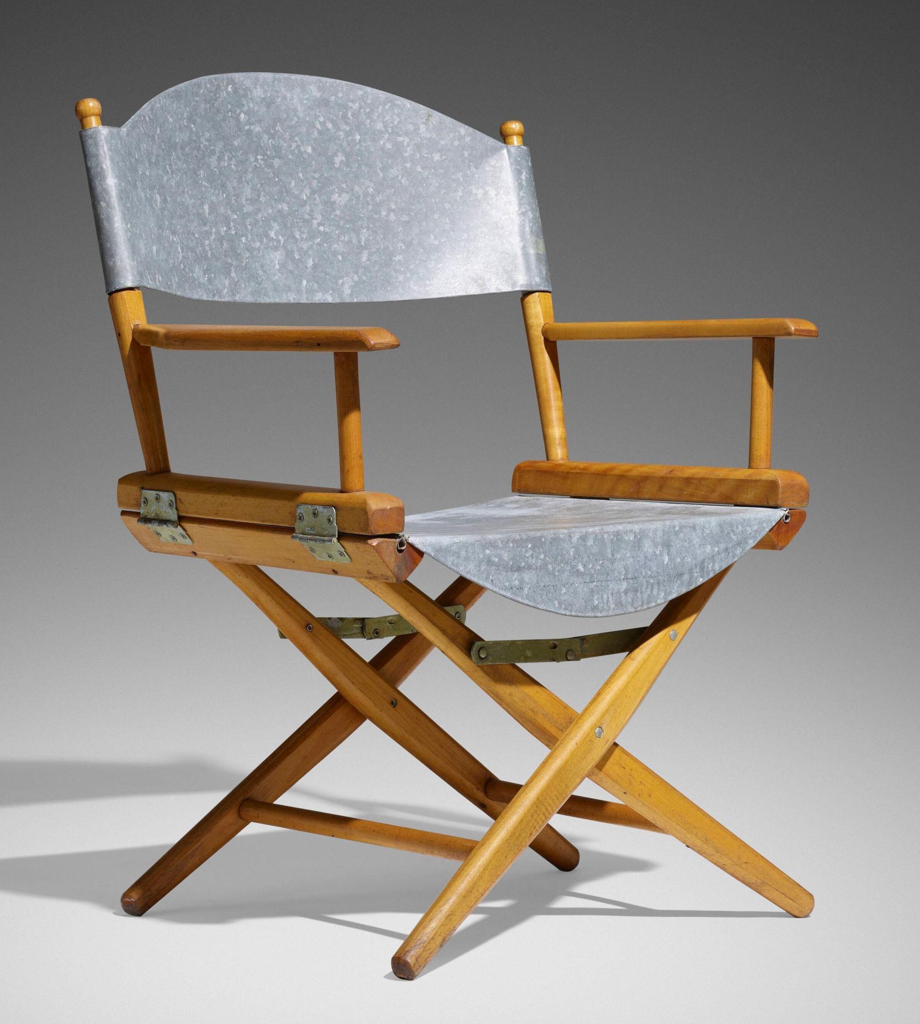 John Dickinson Unique Director's Chair from the Firehouse, San Francisco 1975c.

Ce fauteuil de directeur distinctif de John Dickinson met en valeur l'approche unique de l'artiste en matière de design. Fabriquée à la main en acier galvanisé, cette