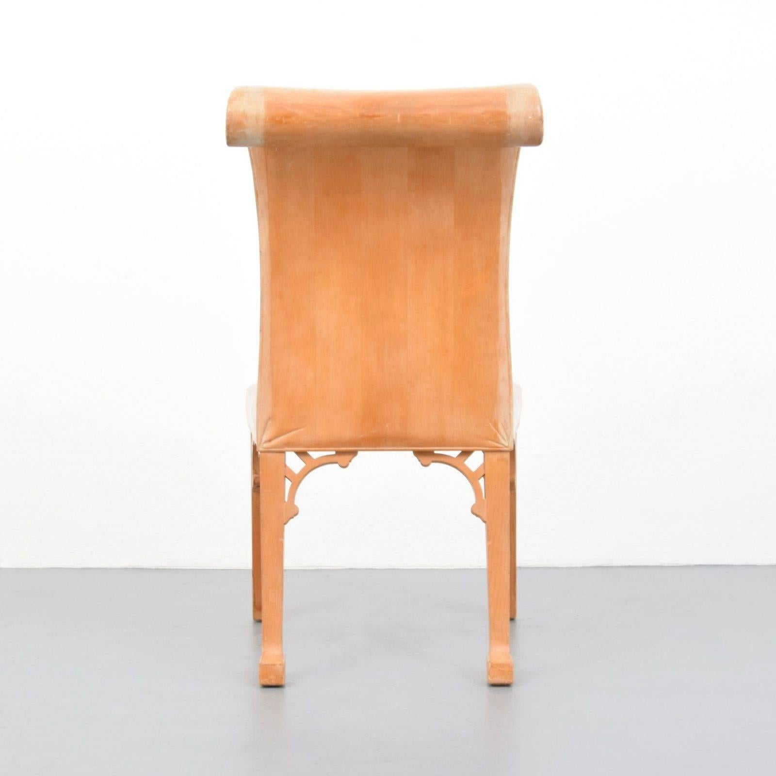 Créée en 1969 comme prototype, cette chaise sculptée de style classique exagéré incarne l'amour de Dickinson pour la forme et la fantaisie. Il allie son amour du monde antique au style du XXe siècle. La chaise est sculptée pour ressembler à une