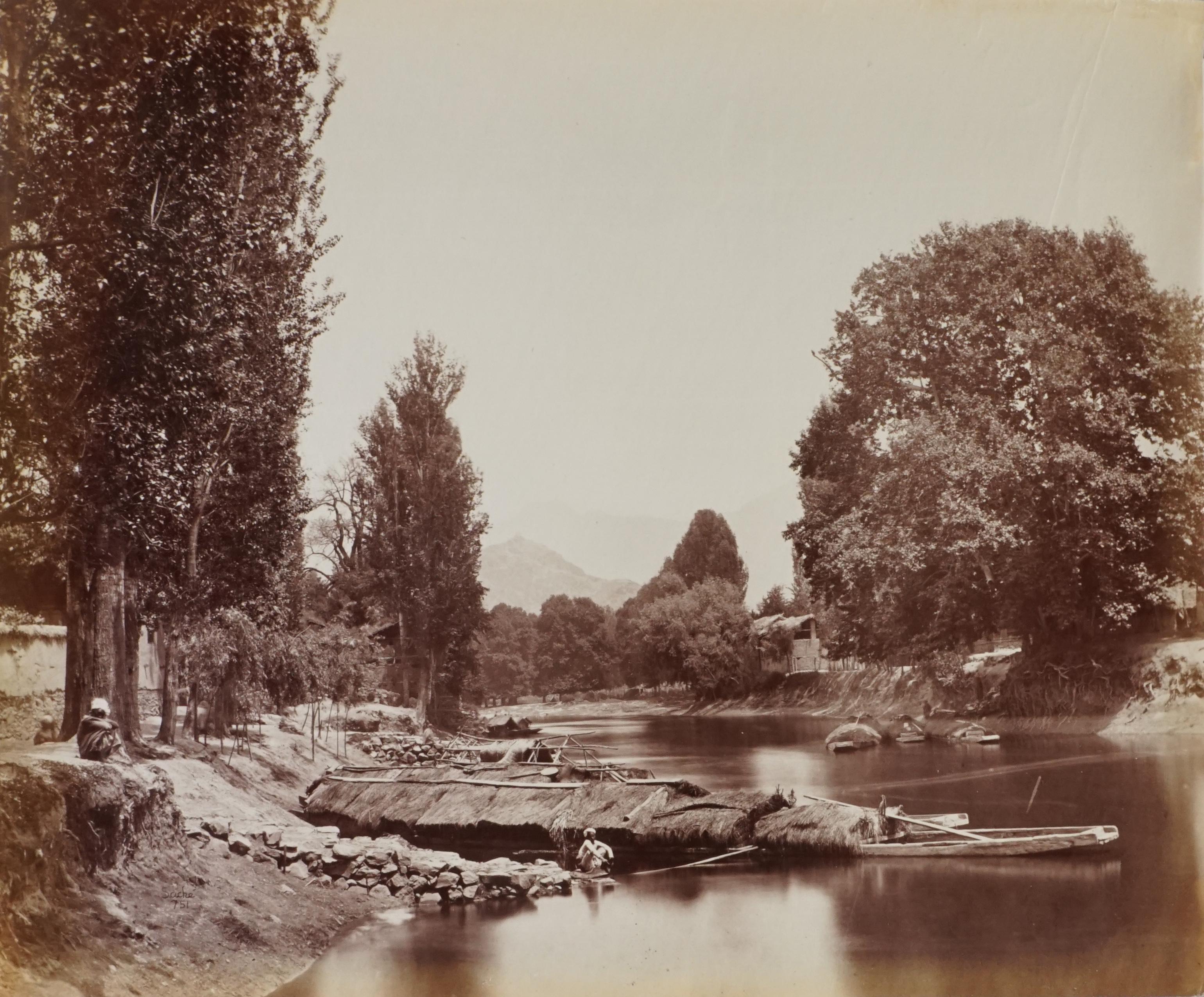 Black and White Photograph de John Edward Sache - Cachemira. Por el canal de Dhul, por debajo de Chunar Bagh, década de 1870
