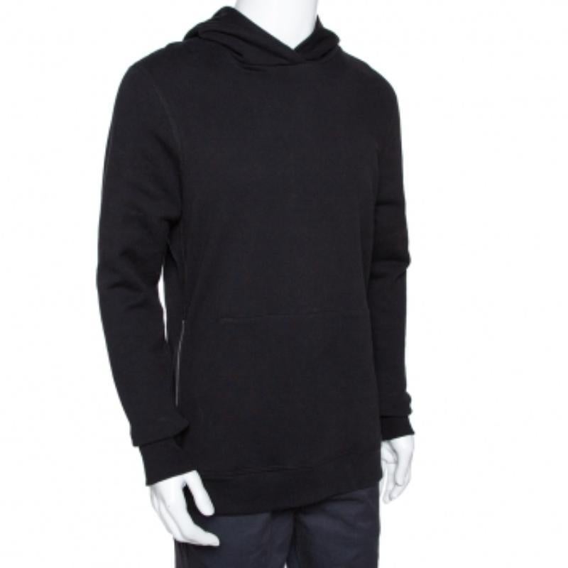 This sweatshirt from John Elliott is a perfect example of an elevated essential. It is crafted from pure cotton and comes in a classic shade of black. It is perfect for casual days and will make sure your style game in on point. It is styled with a