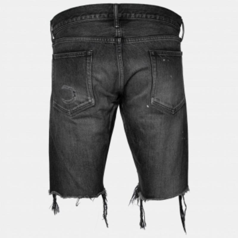 A stylish pair of shorts to add to your wardrobe is this grey one from John Elliott. Made from comfortable cotton, these shorts feature frayed hems, a buttoned closure, and external pockets.