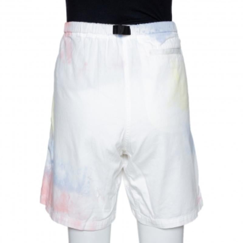 Ce short élégant est signé John Elliotts. Confectionné en coton, ce short est idéal pour les occasions décontractées. Elles ont été conçues dans un style sophistiqué et sont dotées d'un effet tie-dye. Ils sont équipés de trois poches, d'une