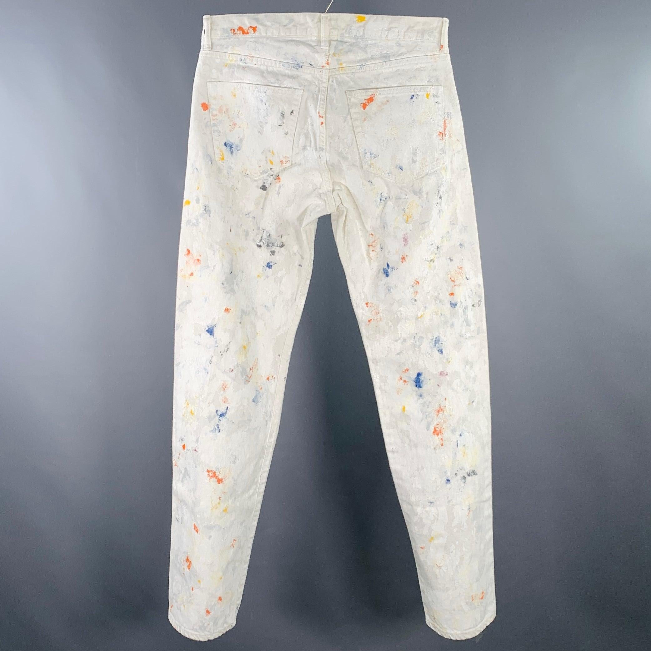 Vaqueros JOHN ELLIOTT en un tejido de algodón blanco y multicolor con un estilo de cinco bolsillos, diseño de salpicaduras de pintura y cierre con bragueta de botones. Fabricado en Japón.Excelente estado de conservación. 

Marcado:   30 

Medidas: 
