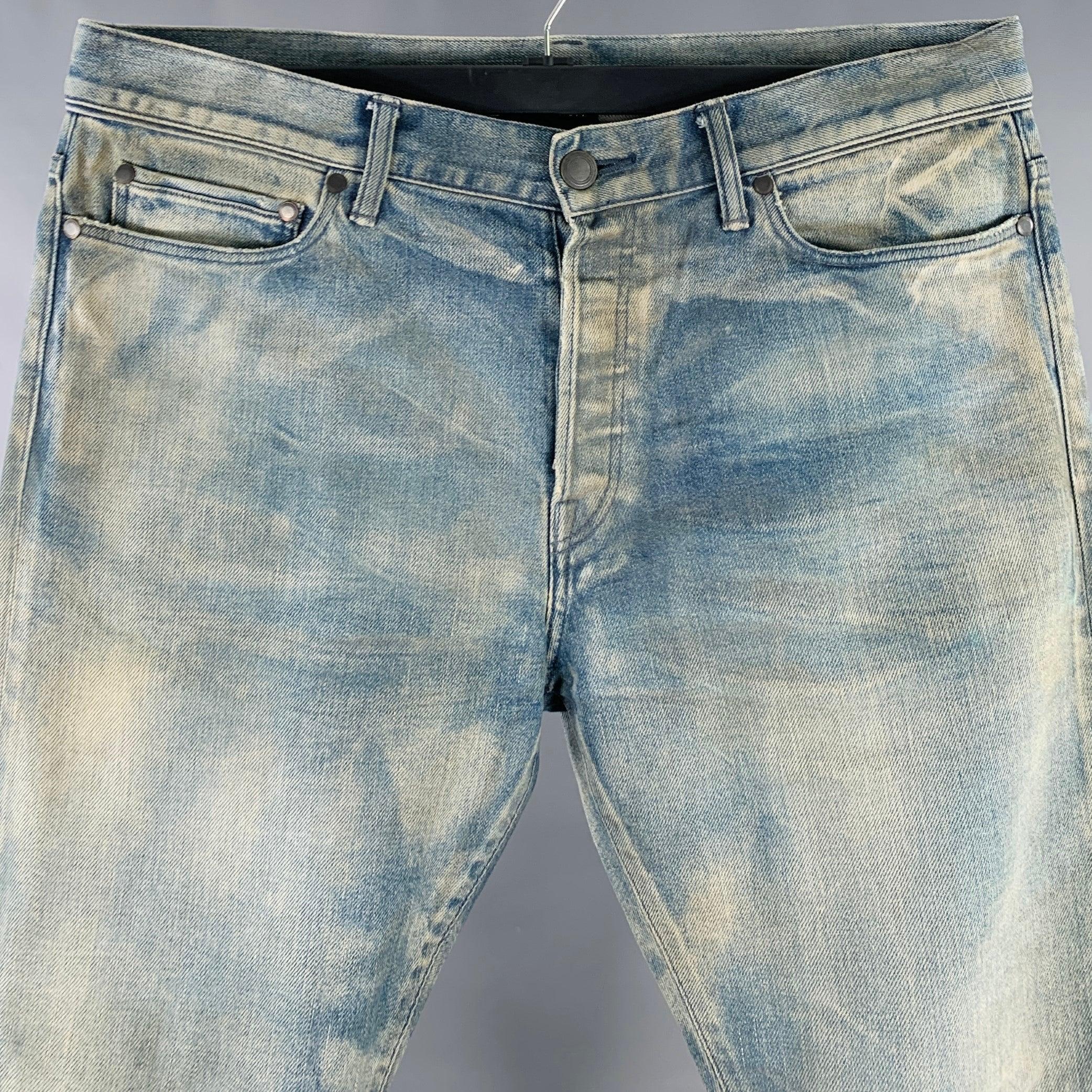 Jeans John Elliott
in denim di cotone grigio-blu, stile consumato, vestibilità slim e chiusura con bottoni. Made in Japan.Eccellente condizione di usato. 

Contrassegnato:   34 

Misure: 
  Vita: 34 pollici Cavallo: 9,5 pollici Gamba: 33 pollici 
 