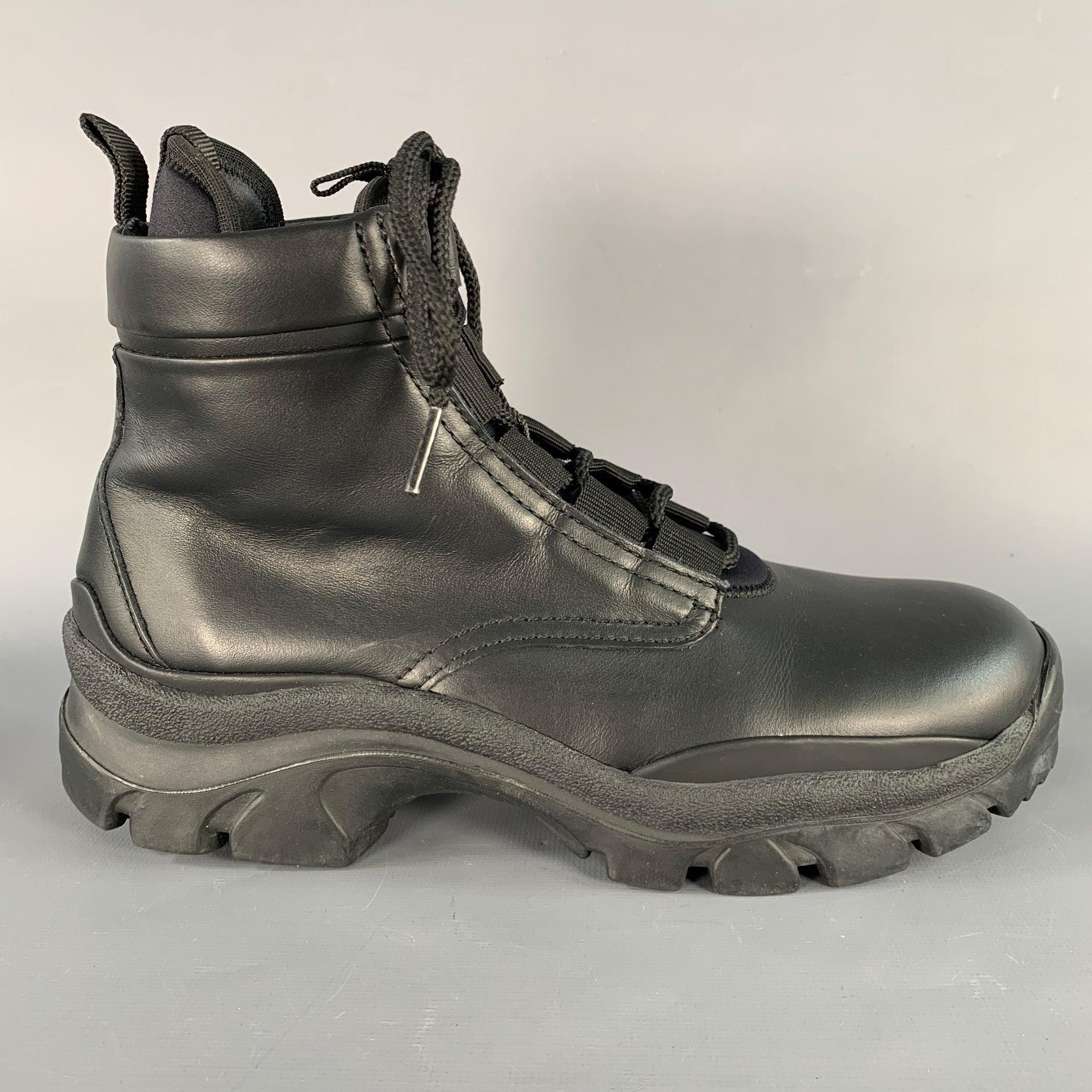 botas JOHN ELLIOTT
en piel sintética negra, con suela de goma, estilo tobillero y cierre de cordones.
Made in Italy. Muy buen estado de conservación. 

Marcado:   IT 40 

Medidas: 
  Longitud: 10,75 pulgadas Anchura: 4 pulgadas Altura: 5,75 pulgadas