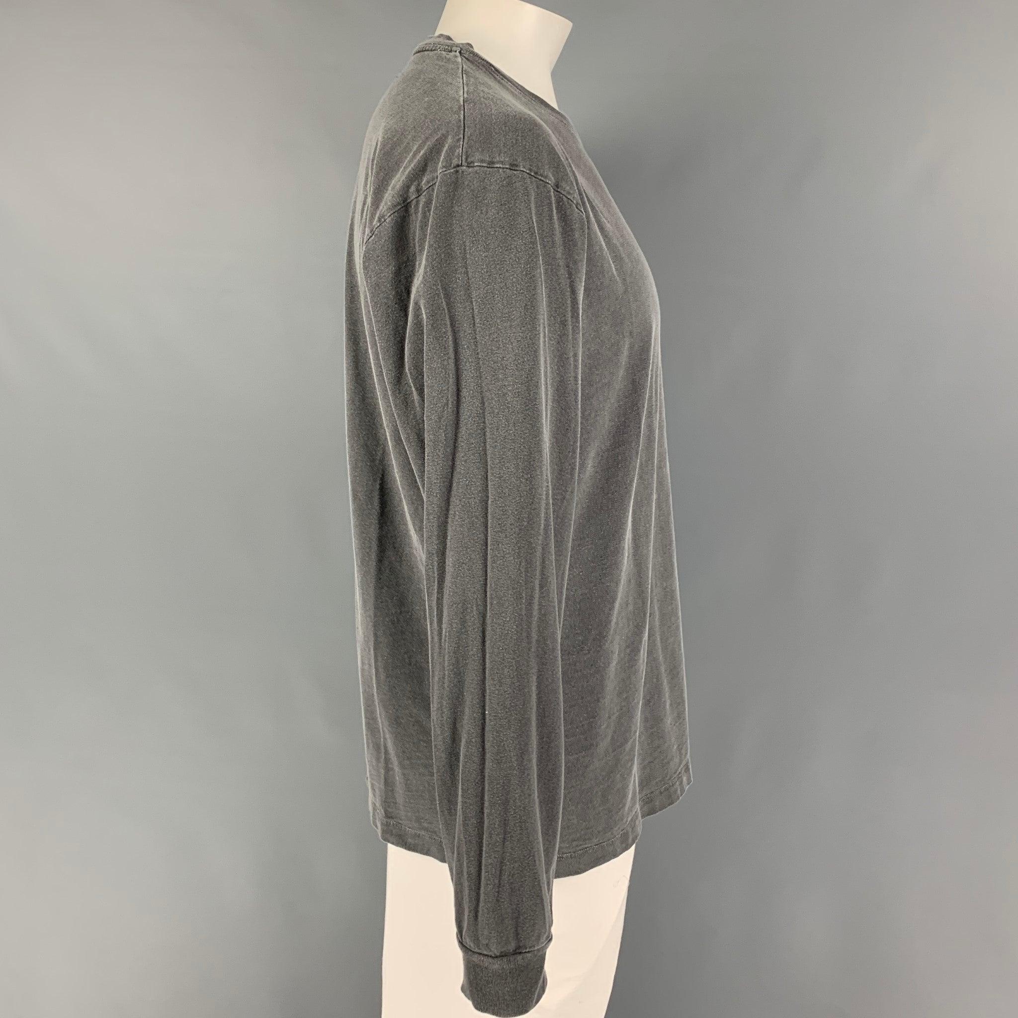 JOHN ELLIOTT t-shirt comes in a grey washed cotton featuring a crew-neck. Made in USA. Good
Pre-Owned Condition. Light wear. As-is.  

Marked:   3 

Measurements: 
 
Shoulder: 21 inches Chest: 42 inches Sleeve: 27 inches Length: 27.5 inches 
  
  
