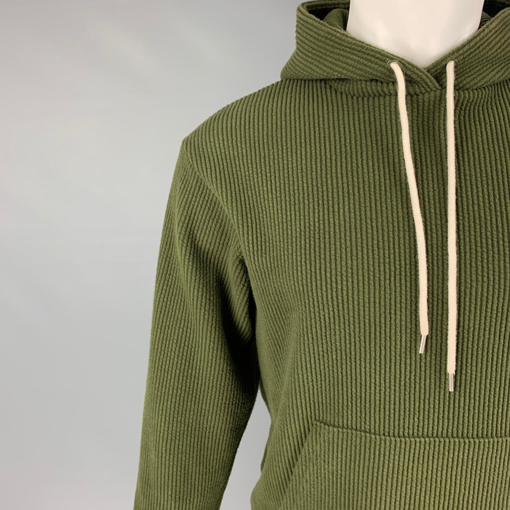 Le sweat-shirt JOHN ELLIOTT est en coton/polyester texturé vert. Il est doté d'une capuche, d'une pochette et d'un cordon de serrage blanc. Fabriqué aux Etats-Unis. Excellent état. 

Marqué :   1 

Mesures : 
 
Épaule : 18 pouces Poitrine : 38