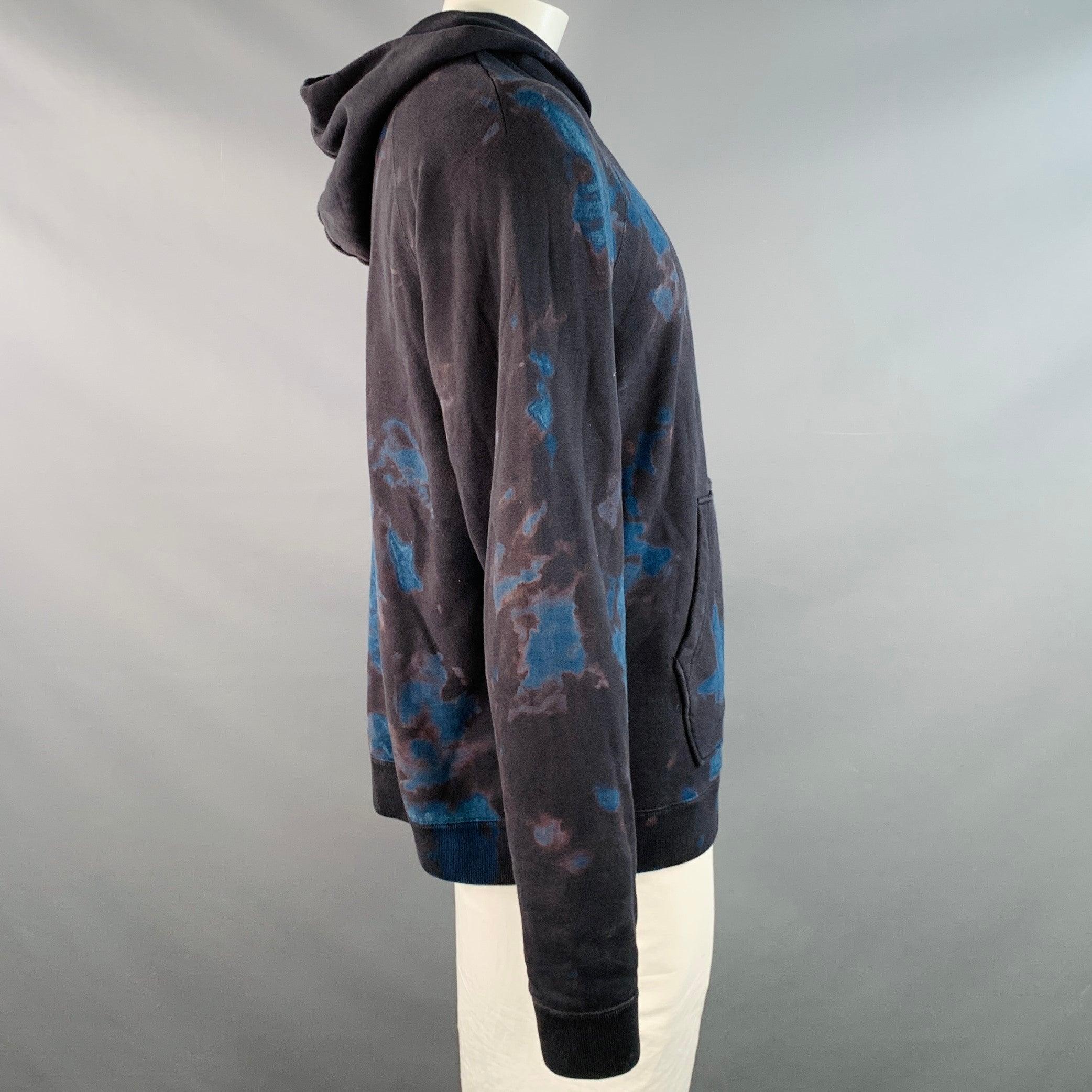 Sudadera JOHN ELLIOTT
de algodón negro con capucha, diseño tie dye azul y bolsillo canguro. Fabricado en Japón.Excelente estado de conservación. 

Marcado:   4 

Medidas: 
 
Hombro 17 pulgadas Pecho: 48 pulgadas Manga: 32,5 pulgadas Longitud: 28