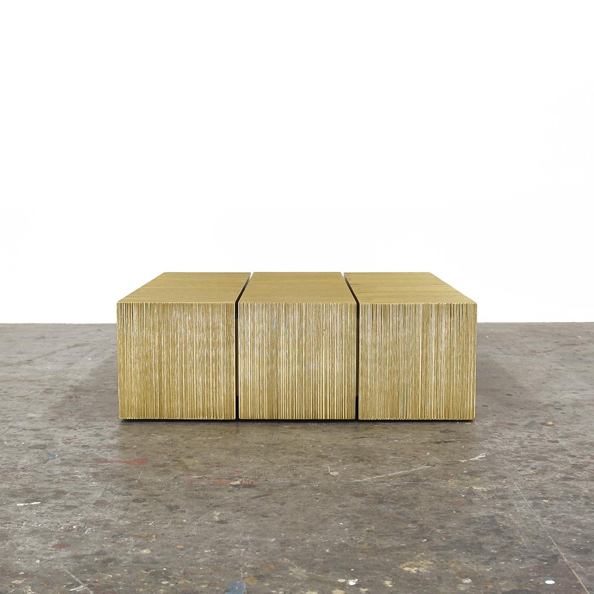 Oro, eine neue Serie von John Eric Byers, markiert die 30. Einzelausstellung des Künstlers. Ein elegantes Gleichgewicht der Kontraste nimmt in diesen visuell beeindruckenden Werken Gestalt an. Die Holzblöcke werden in akribischer Handarbeit zu einem