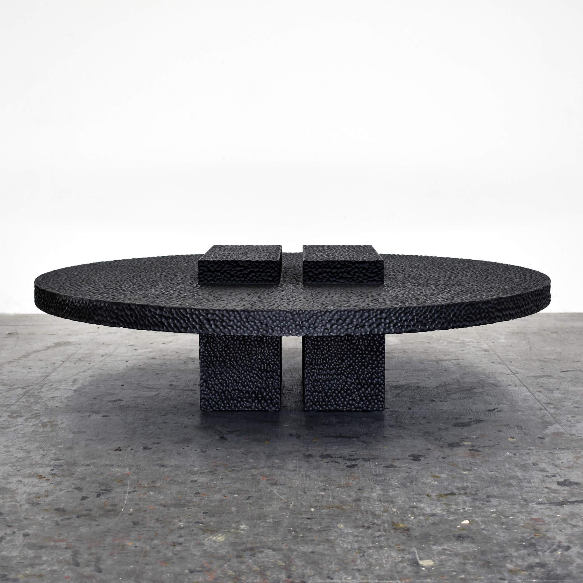 Cette table en érable massif de John Eric Byers fusionne les géométries modernes et simplifiées avec l'artisanat traditionnel, minutieusement sculpté à la main et laqué avec un motif texturé distinctif pour donner une finition maximaliste à une
