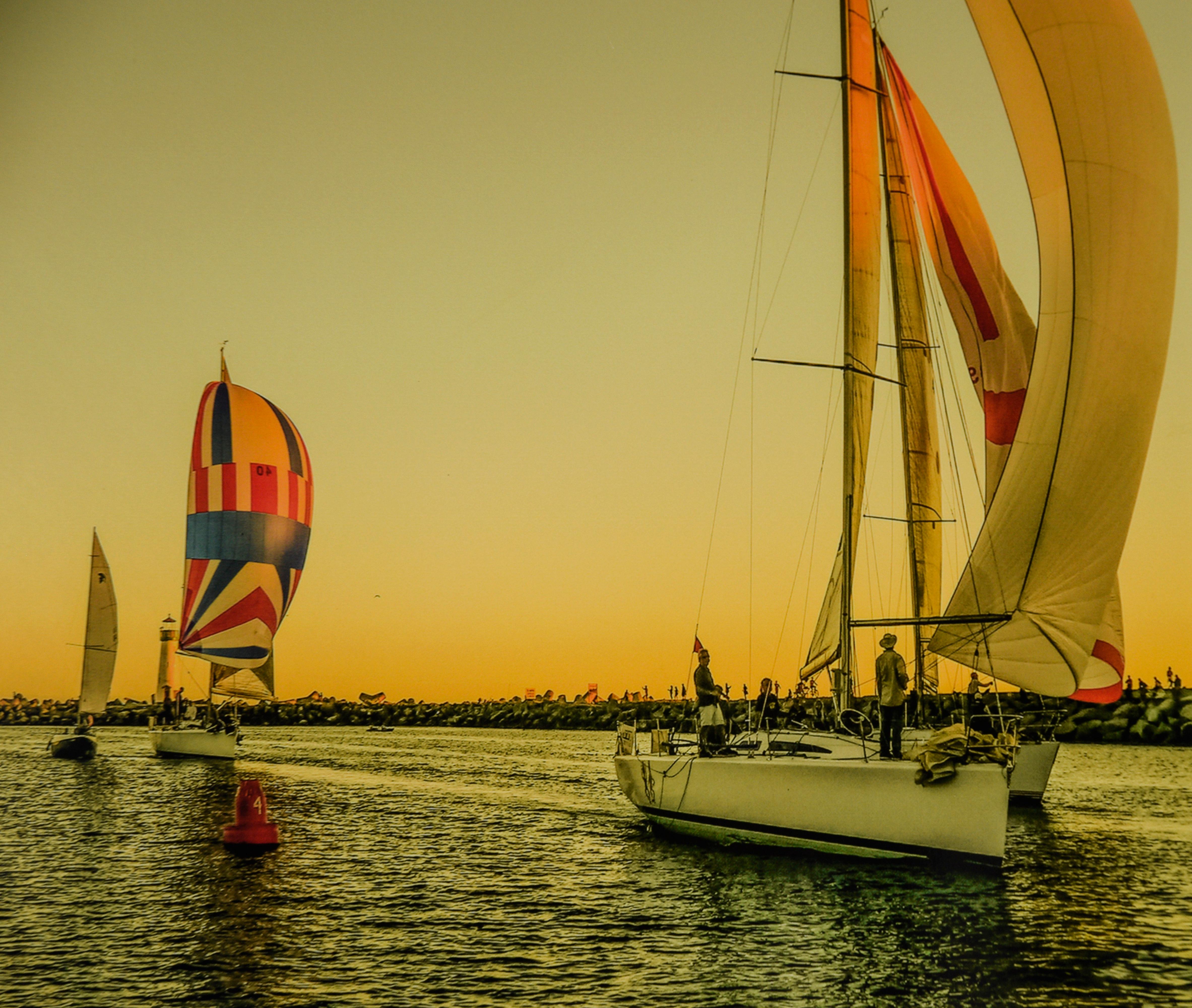 Boats Segeln bei Sonnenuntergang, Santa Cruz – Farbfotografie (Fotorealismus), Photograph, von John F. Hunter
