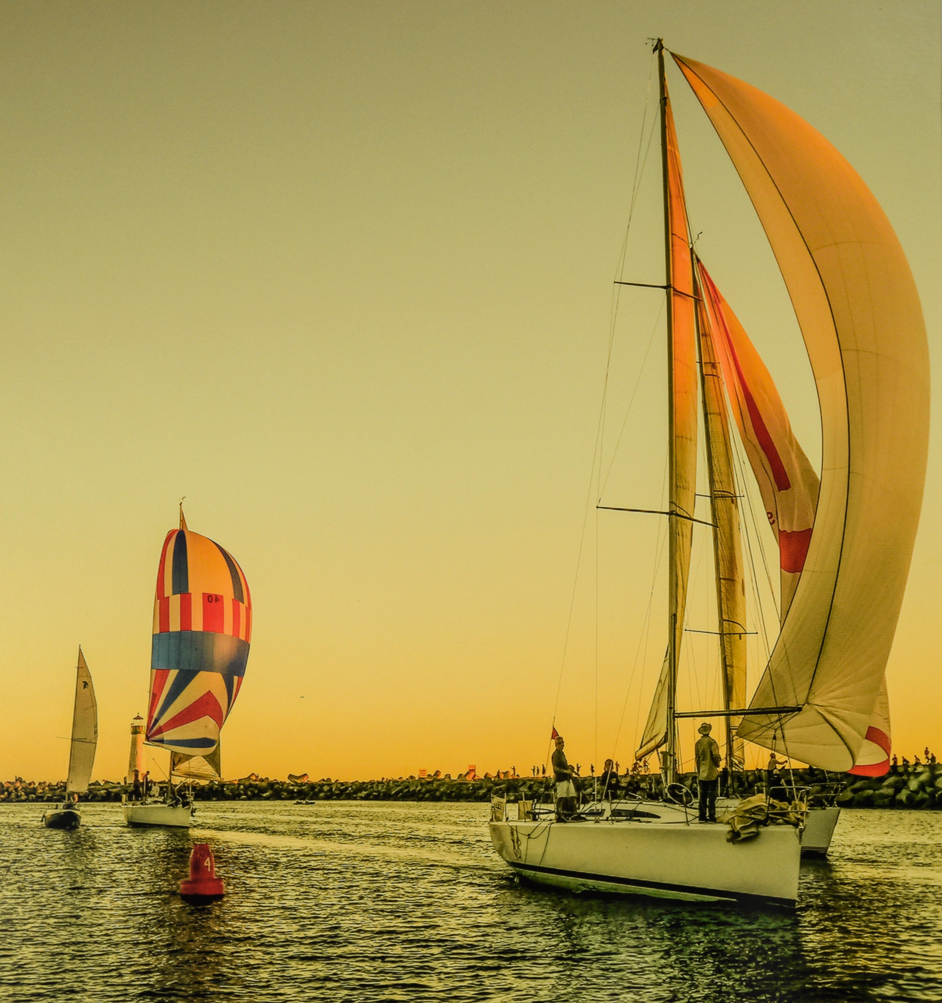 Boats Segeln bei Sonnenuntergang, Santa Cruz – Farbfotografie

Farbfotografie von Segelbooten bei Sonnenuntergang vor dem Breakwater-Leuchtturm in Santa Cruz, Kalifornien, von John F. Hunter (Amerikaner). Der Betrachter blickt auf das Meer hinaus,
