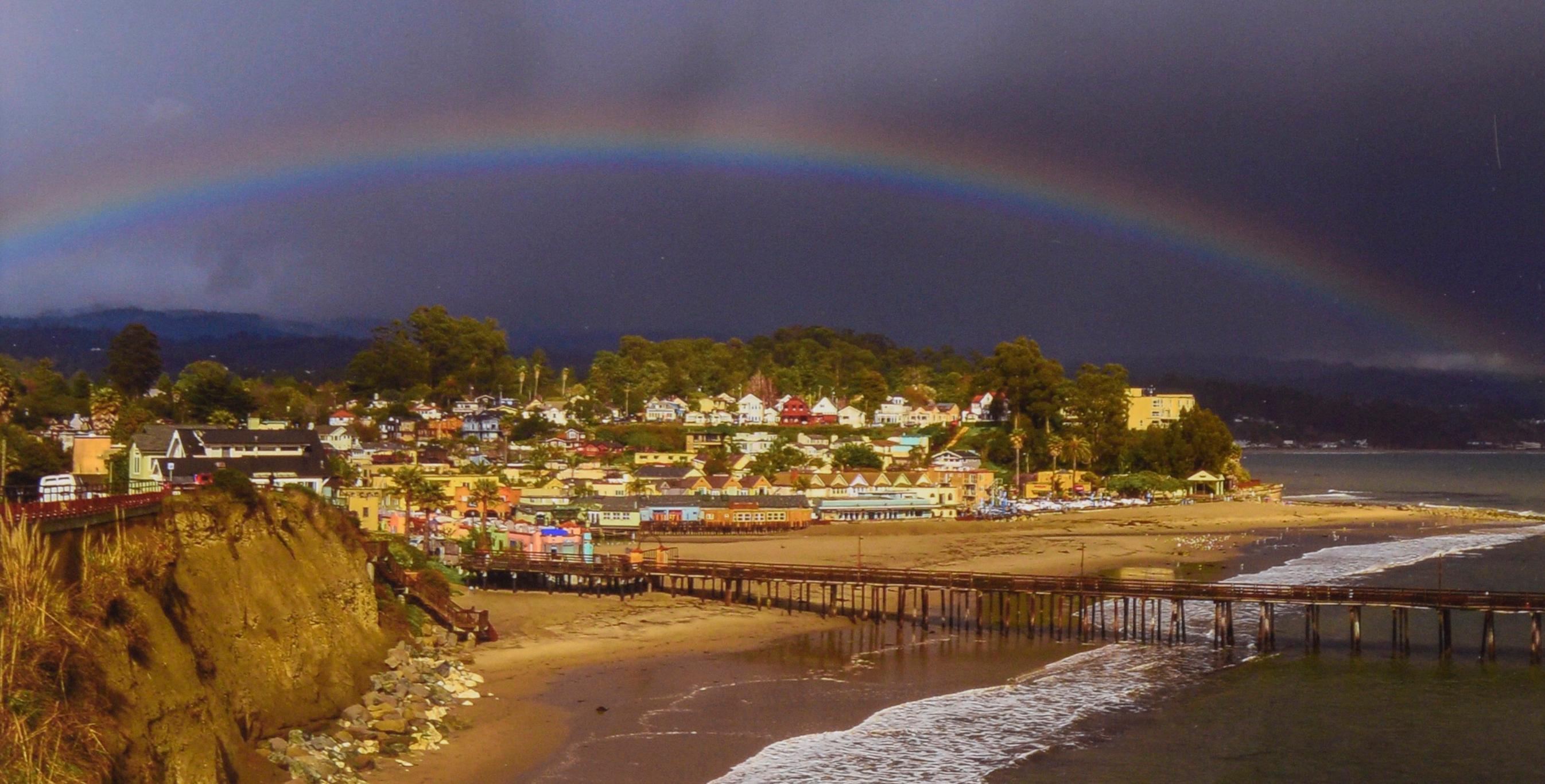 Regenbogen über Capitola Village, Santa Cruz – farbige Fotografie (Realismus), Photograph, von John F. Hunter