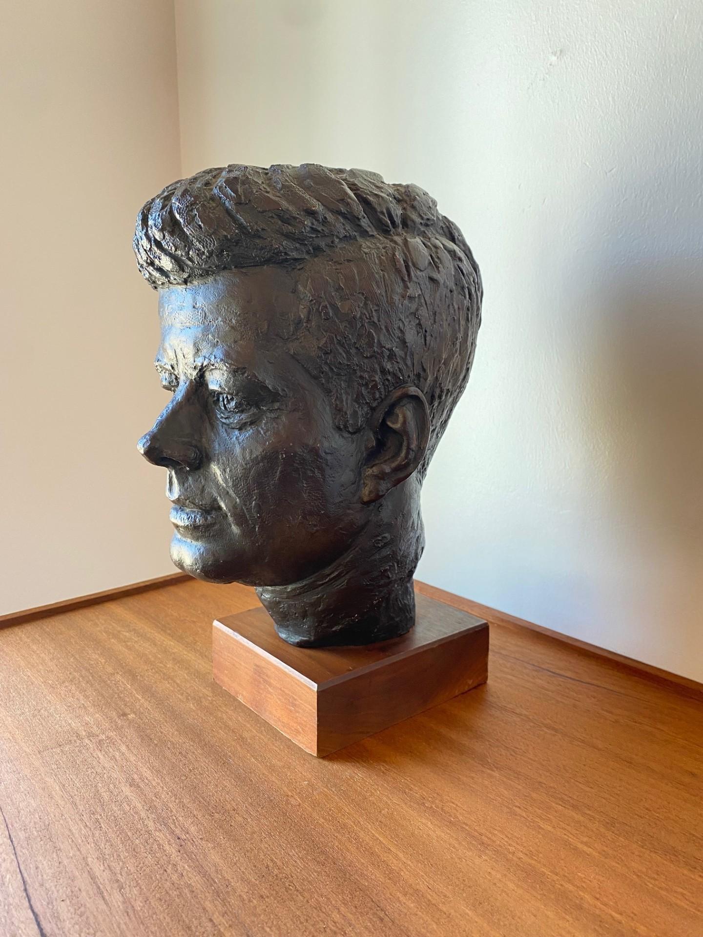 Classico americano Busto di John F. Kennedy realizzato da Edward Schillaci per Austin Productions 1960 in vendita