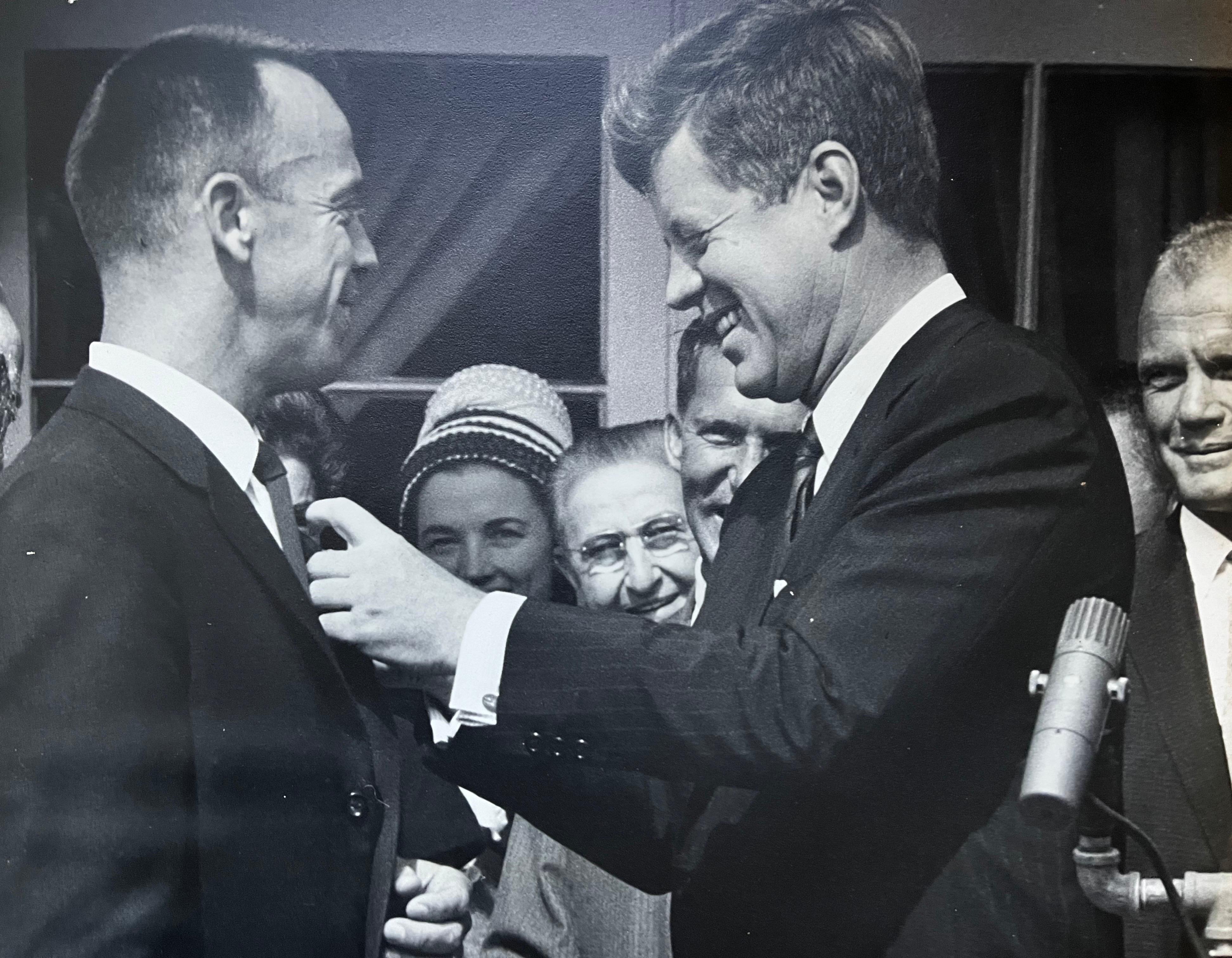 Präsident Kennedy verleiht Alan Shepard die NASA Distinguished Service Medal
John Glenn ist ebenfalls auf dem Bild ganz rechts zu sehen.

16