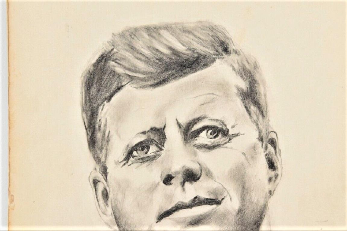 John F. Kennedy Portrait - Originalzeichnung in Bleistift und Kohle auf Papier, realisiert von Detlef Henze, handsigniert, datiert 25. Dezember 1963.
Provenienz. Private Sammlung
Kohle/Bleistift auf Papier 15,40 x 11,50 Zoll.
Guter Zustand,