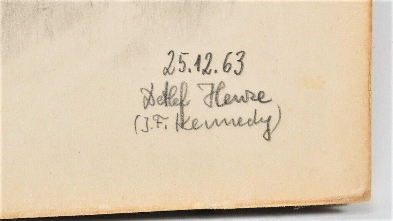 Allemand Portrait de John F. Kennedy, dessin original au crayon sur papier daté de 1963, signé en vente