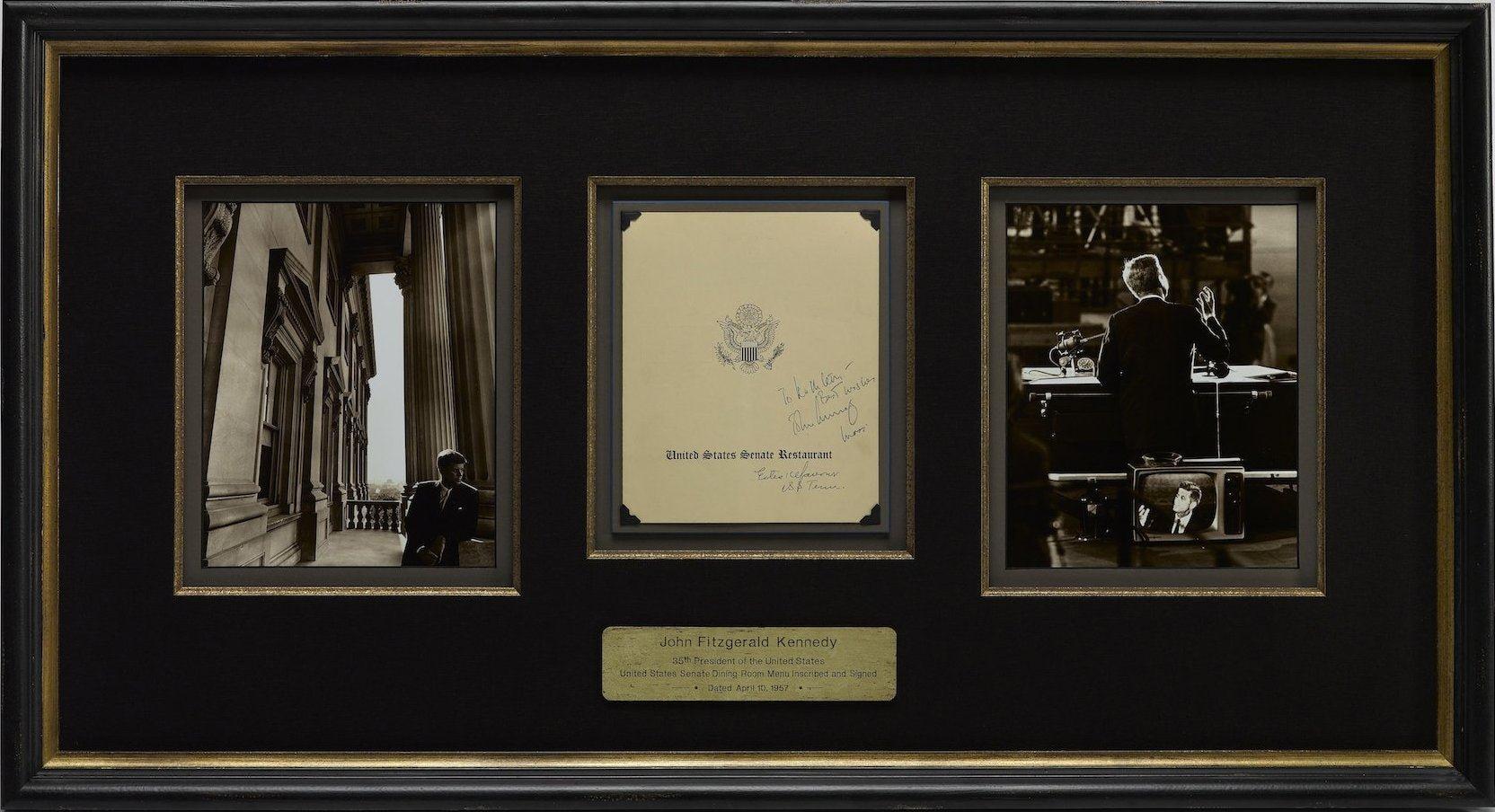 Präsentiert wird eine von John F. Kennedy beschriftete und signierte Speisekarte des Senatsrestaurants der Vereinigten Staaten. Kennedy unterzeichnete das Menü am 10. April 1957, als er als Senator den Staat Massachusetts vertrat. Kennedy wurde in