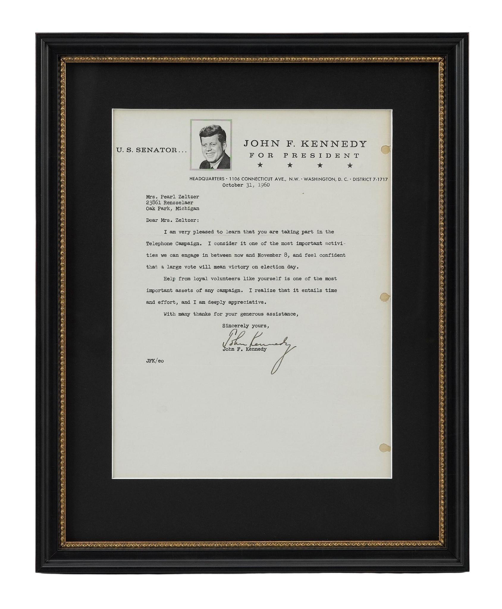 Präsentiert wird ein getippter Brief von John F. Kennedy auf offiziellem Briefpapier aus seiner Präsidentschaftskampagne. Der Brief ist an Frau Pearl Zeltzer gerichtet, eine Wahlkampfhelferin in Oak Park, Michigan. In dem Brief, der acht Tage vor