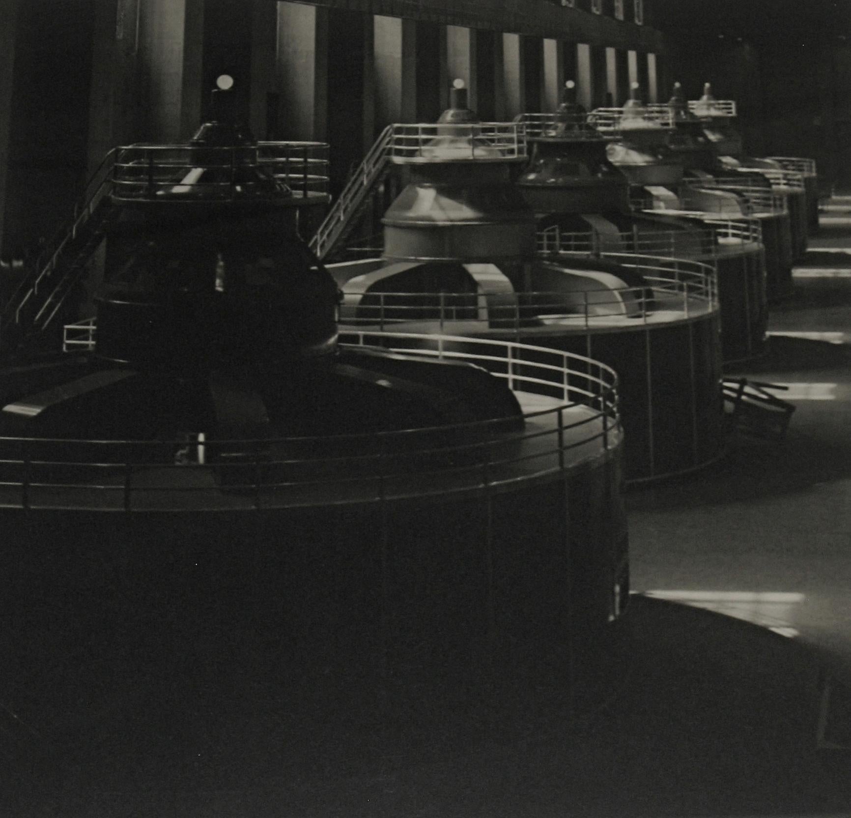Black and White Photograph de John F. Obenchain - Los generadores gigantes