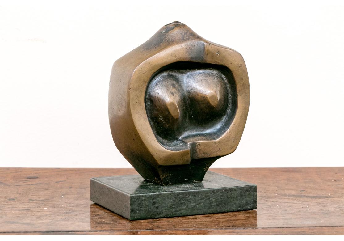 Sculpture abstraite figurative de John Farnhan présentée sur un socle en marbre noir. La sculpture est une édition limitée à 3/7 exemplaires.
Signé et numéroté en bas à gauche.
Dimensions : 4 1/2