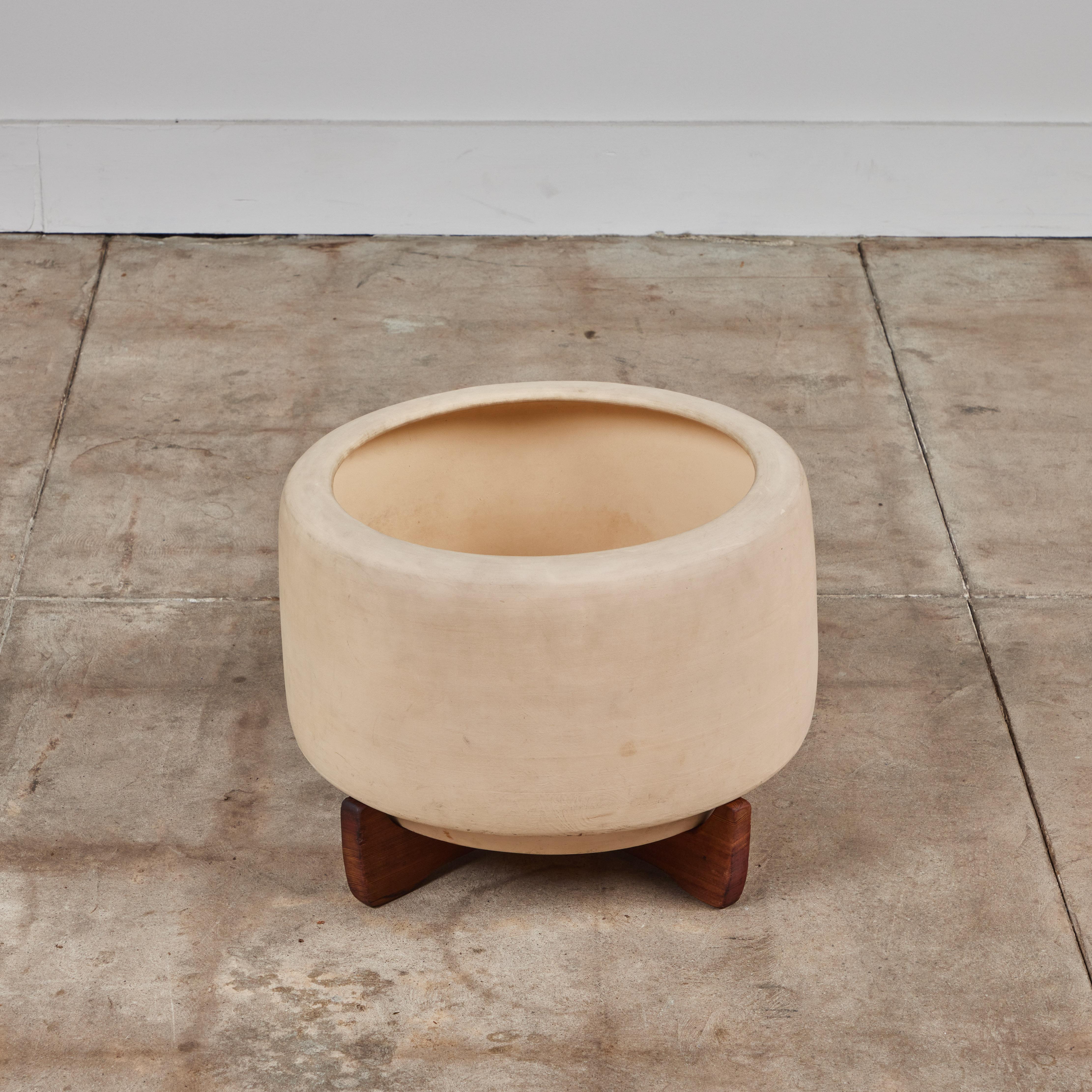 Tire-Pflanzgefäß auf Holzsockel CP-17 von John Follis für Architectural Pottery (amerikanisch) im Angebot