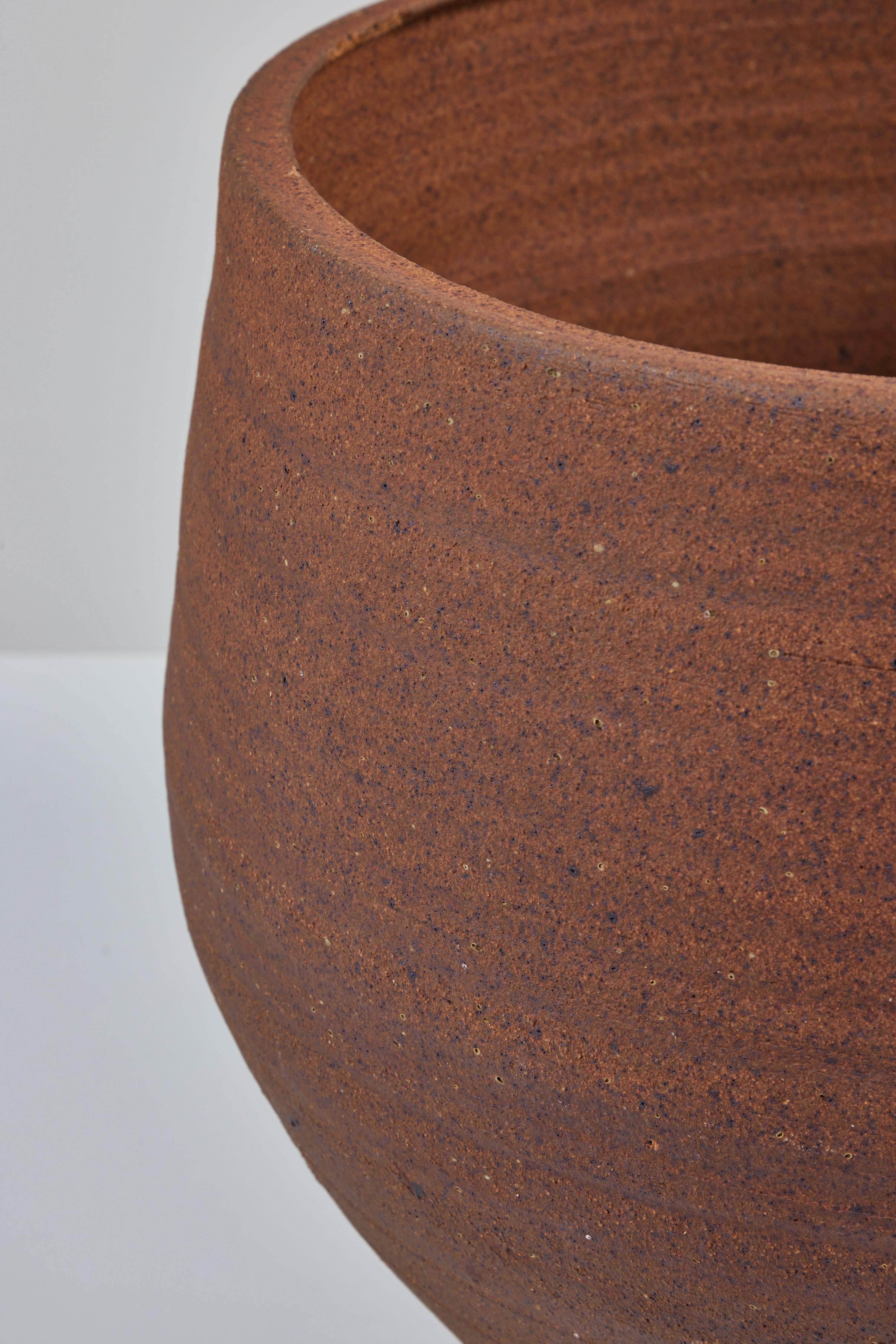 Handgedrehtes Pflanzgefäß aus Steingut von John Follis für Architectural Pottery im Angebot 1